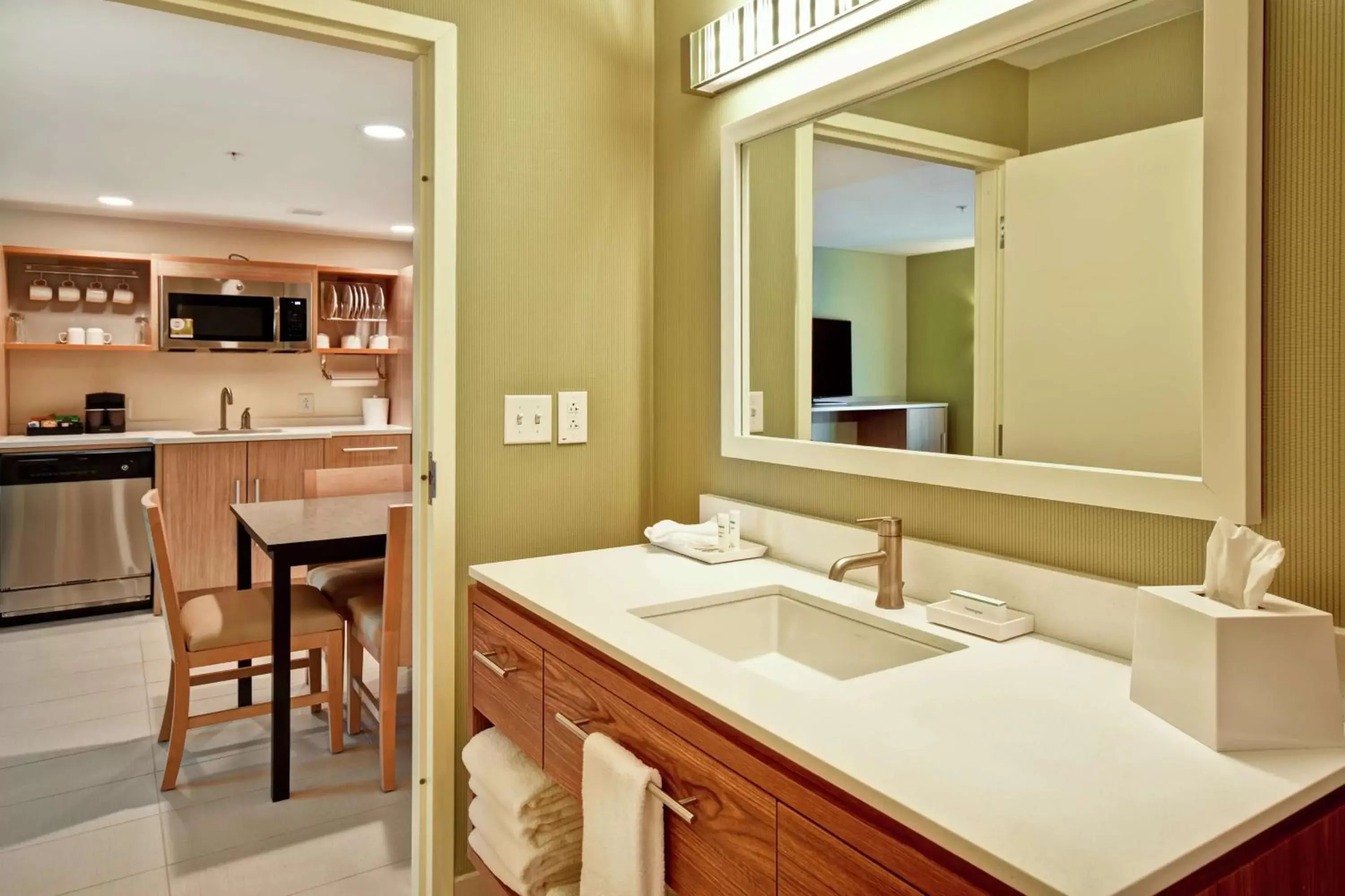 Kitchen or kitchenette, Bathroom in Home2 Suites By Hilton Smyrna Nashville