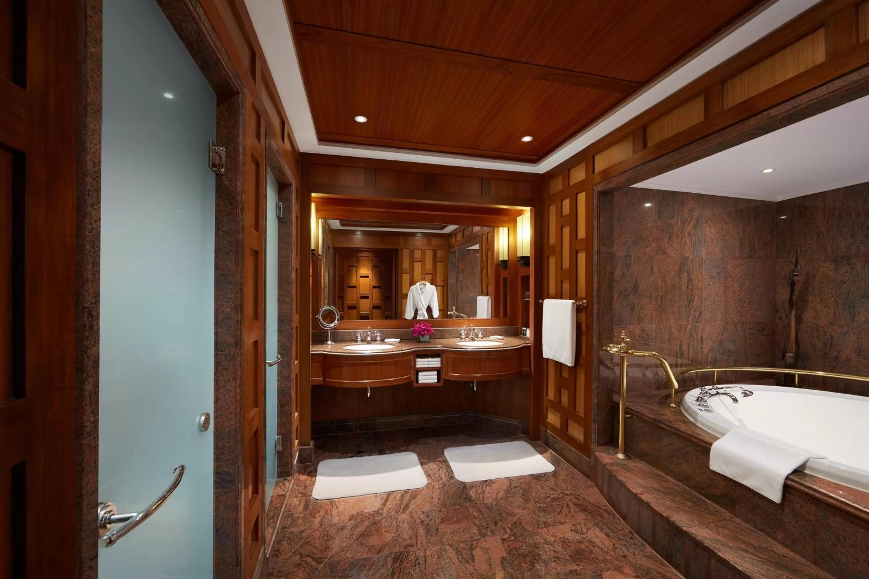 Bathroom, Bed in Sheraton Grande Sukhumvit, a Luxury Collection Hotel, Bangkok