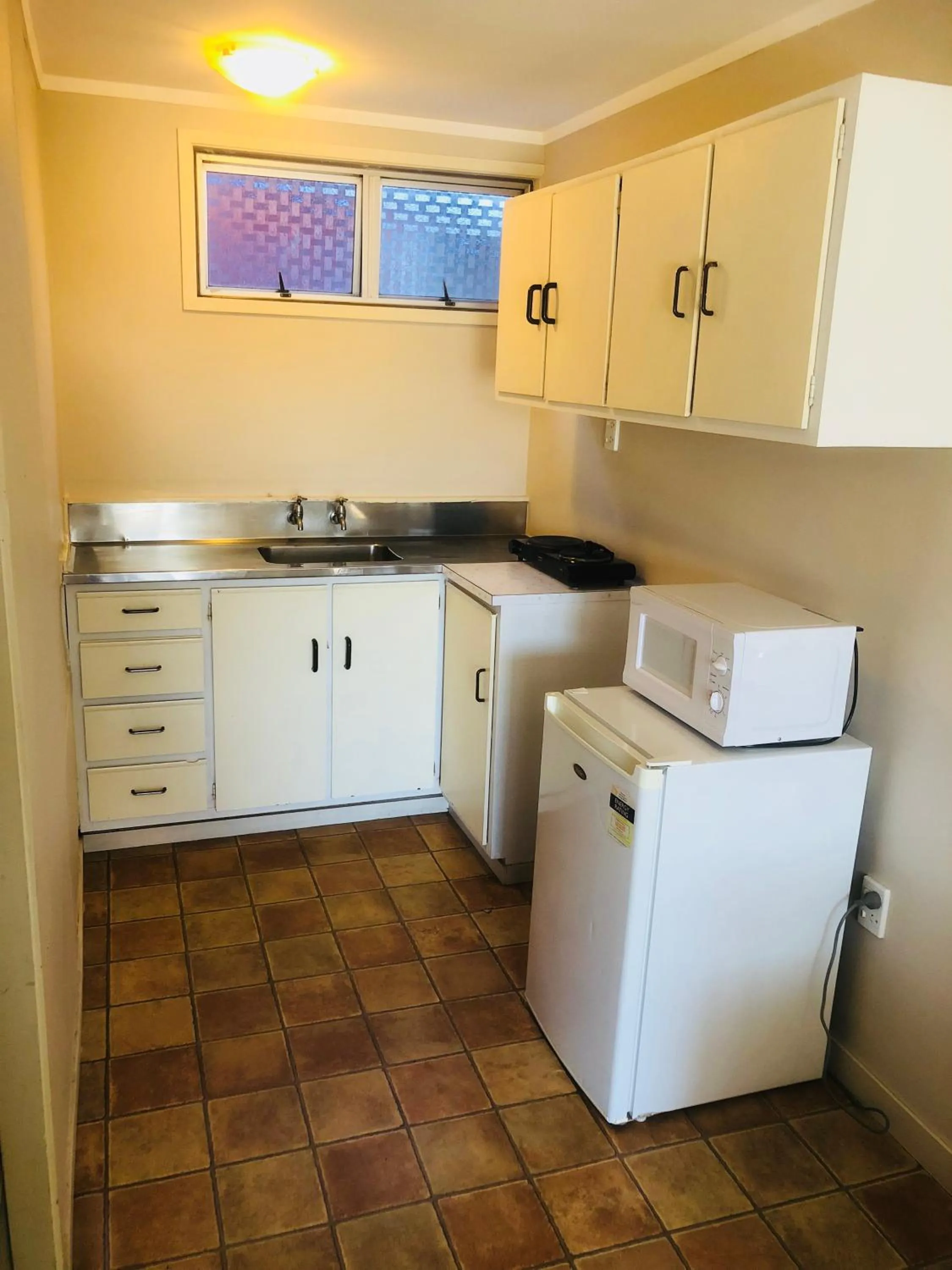 Kitchen or kitchenette in Gateway International Motel