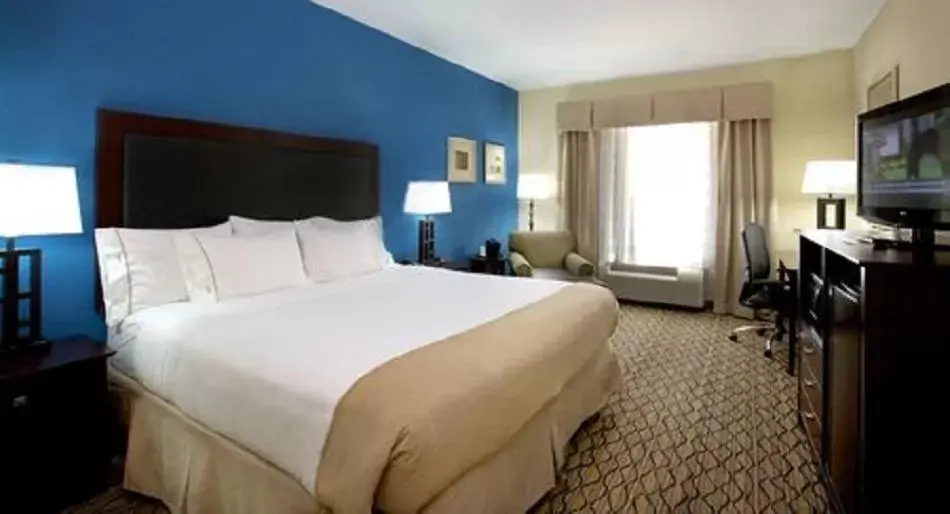 Bed in Holiday Inn Express and Suites Bossier City Louisiana Downs, an IHG Hotel