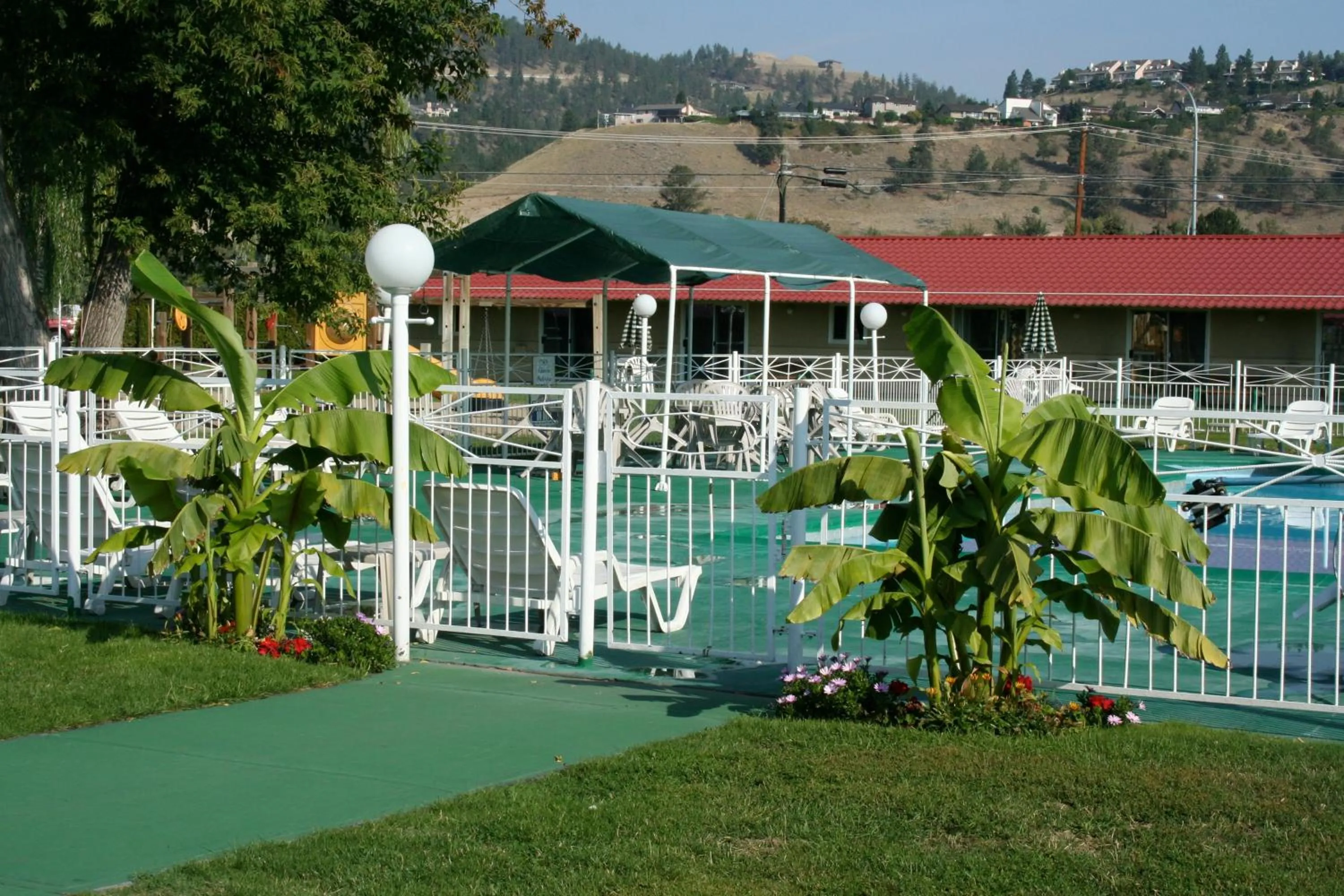 Swimming pool in Okanagan Seasons Resort