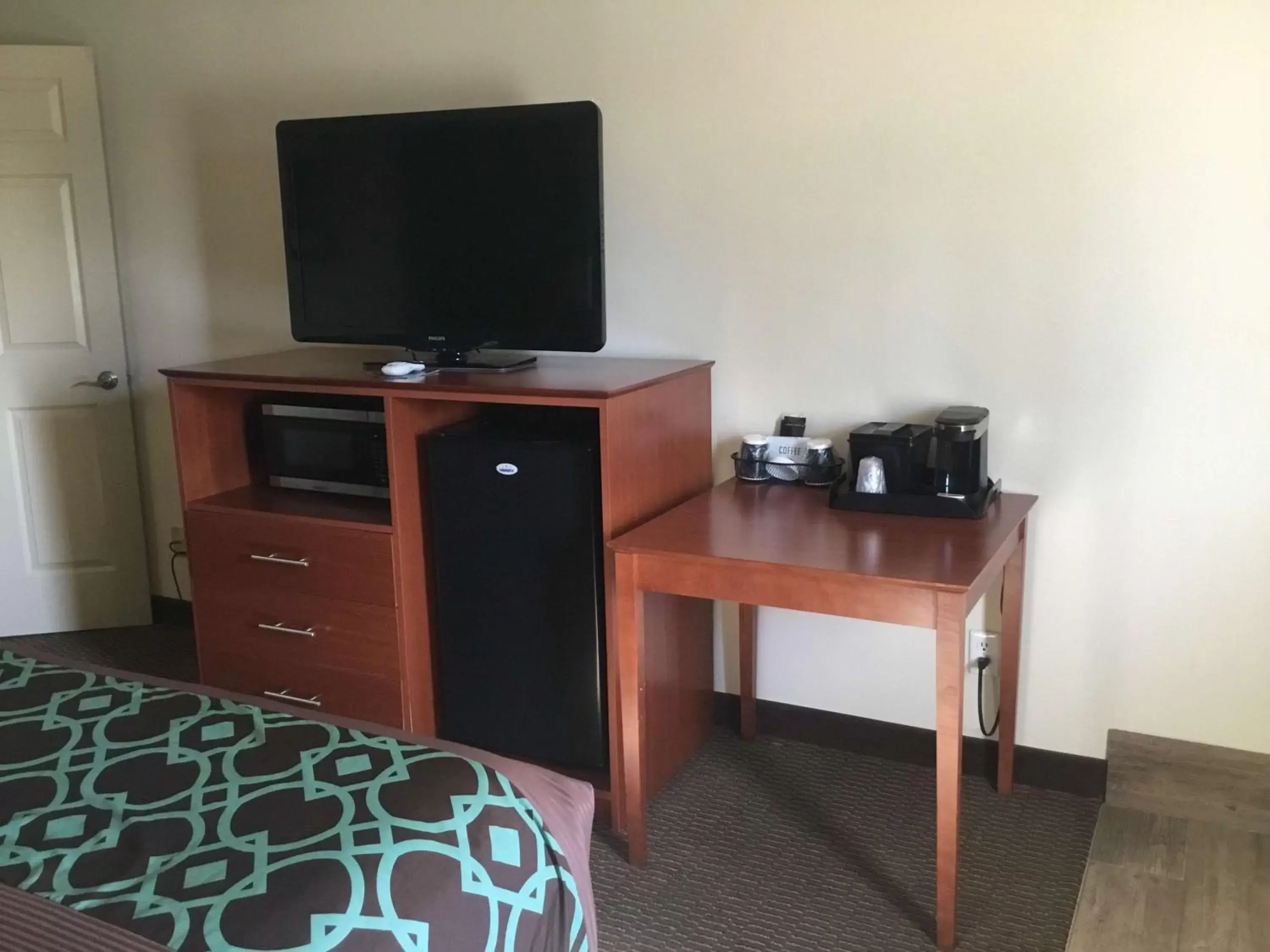 Photo of the whole room, TV/Entertainment Center in SureStay Hotel by Best Western Bowling Green North