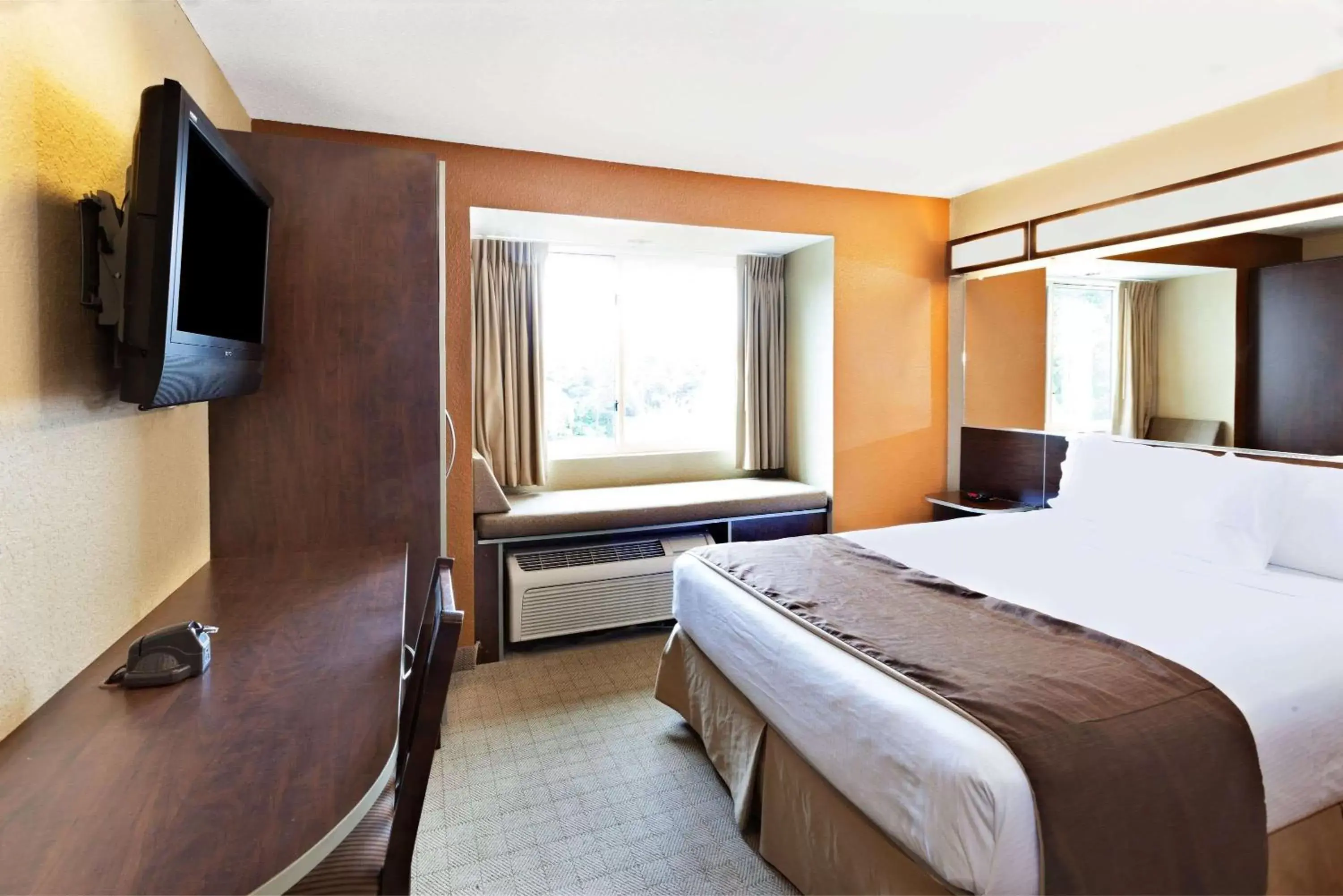 Photo of the whole room, Bed in Microtel Inn & Suites by Wyndham Woodstock/Atlanta North