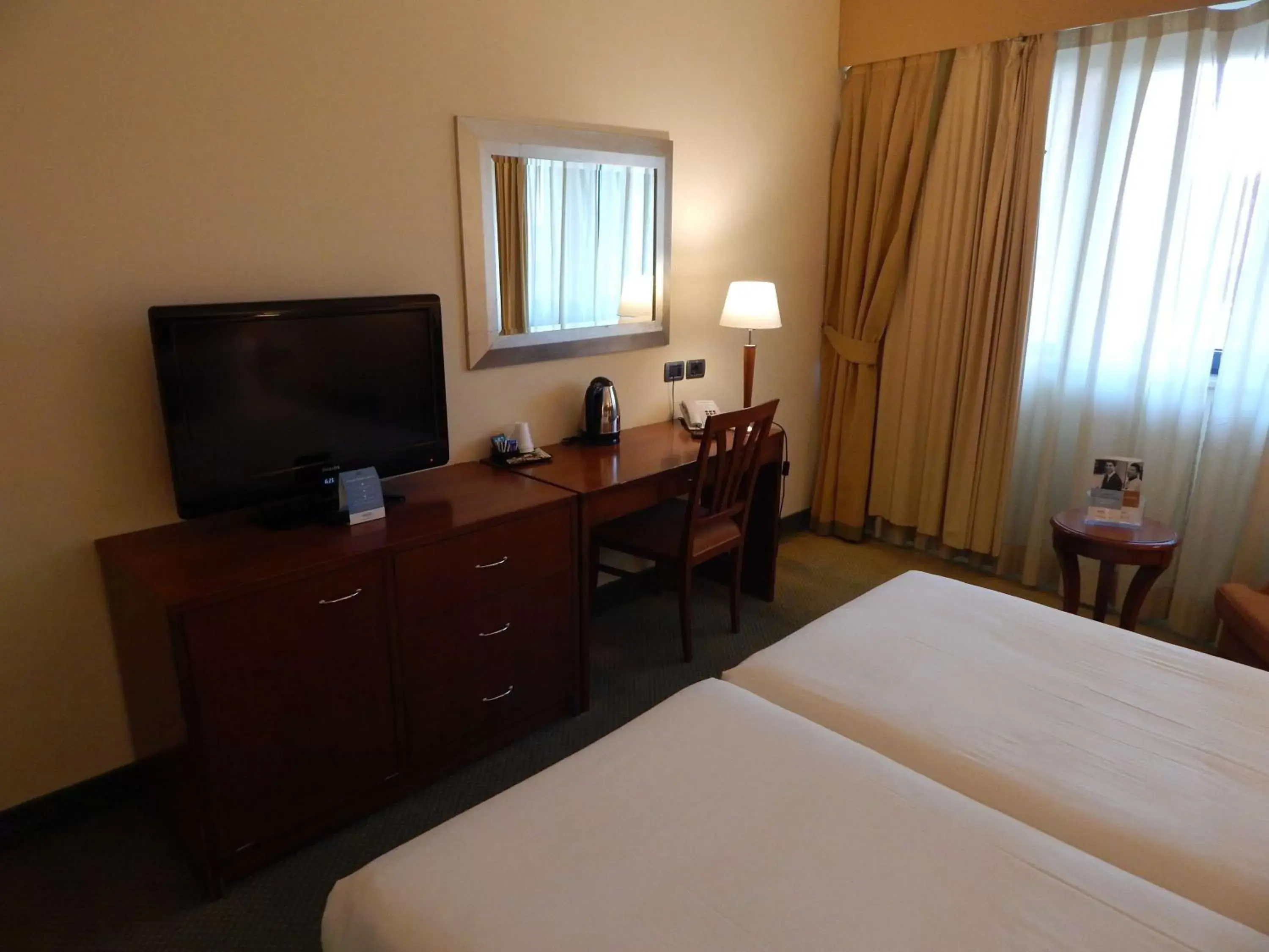 Photo of the whole room, TV/Entertainment Center in Mercure Leonardo da Vinci Rome Airport