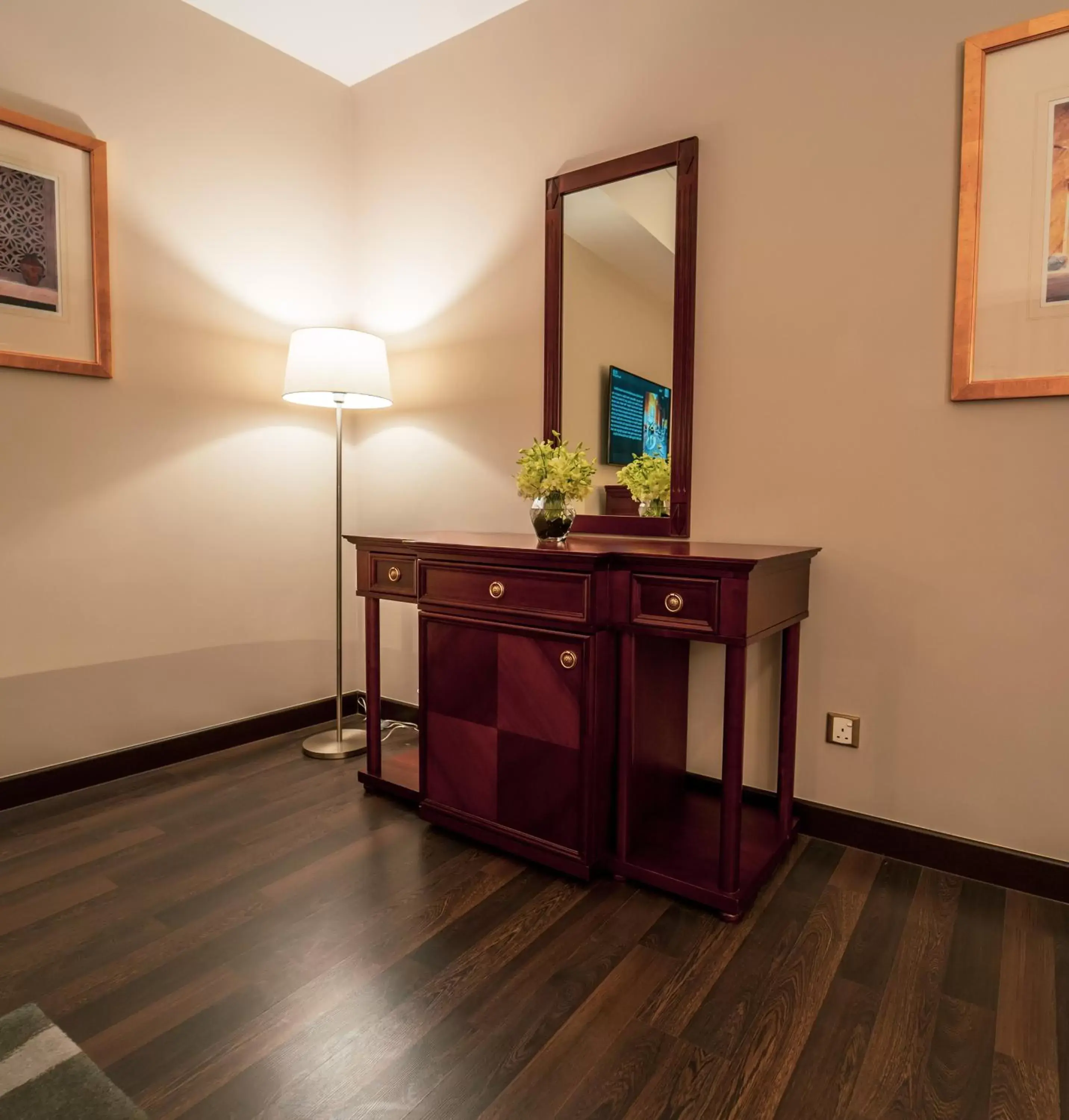 Bedroom, TV/Entertainment Center in Millennium Hotel Doha