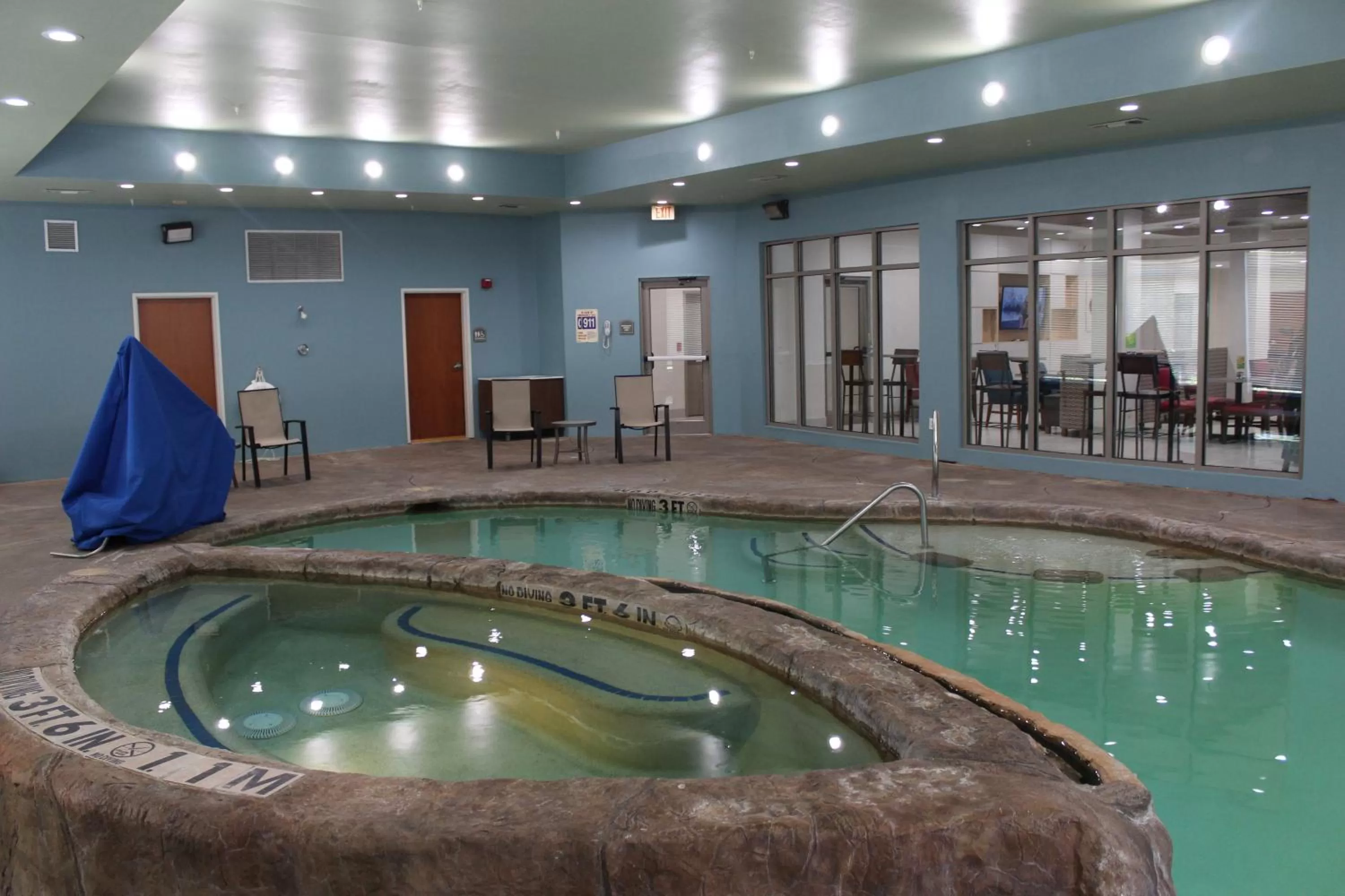 Swimming pool in Holiday Inn Express Hotel & Suites Mansfield by IHG