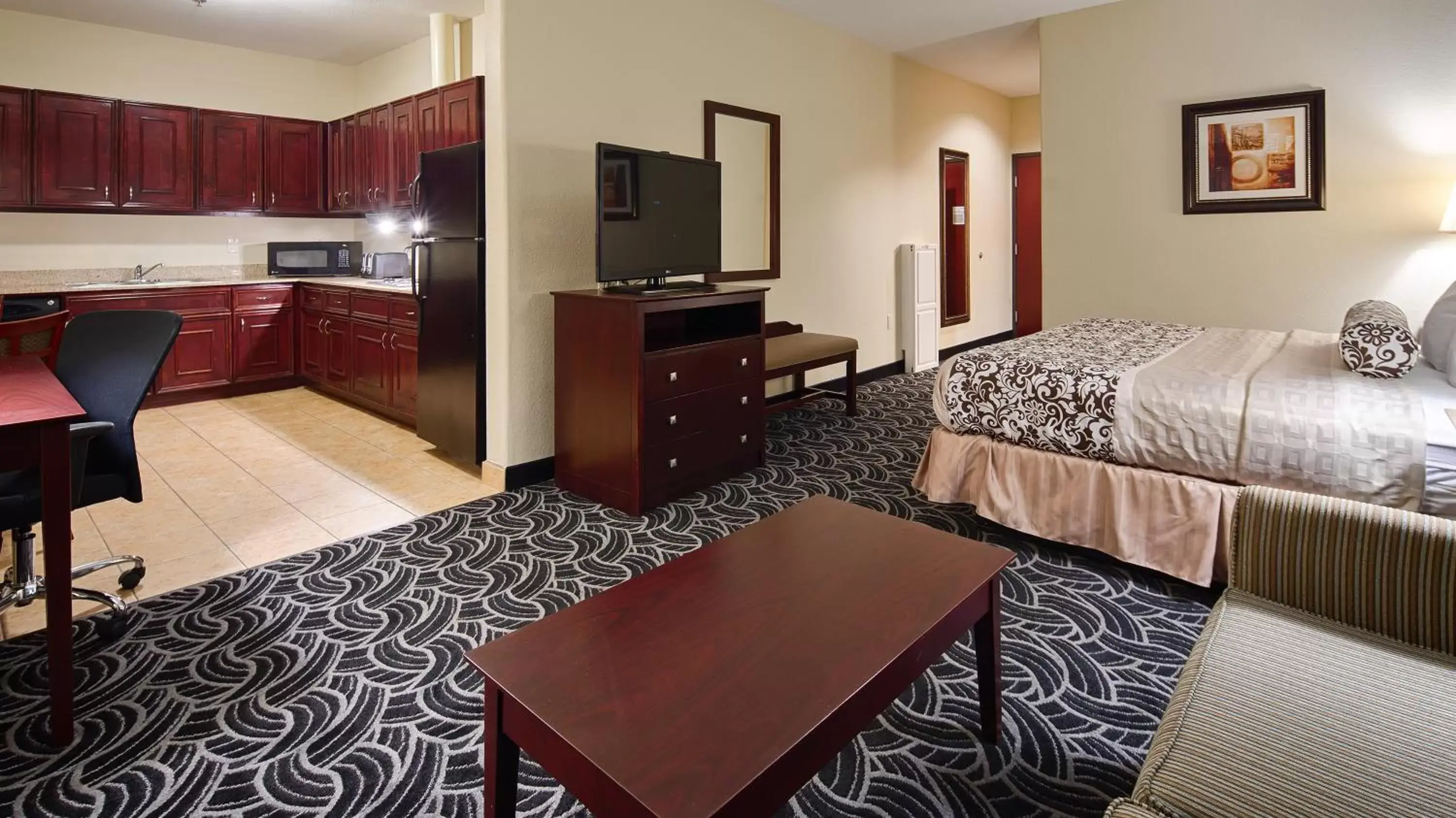 Kitchen or kitchenette in Best Western Plus Katy Inn and Suites
