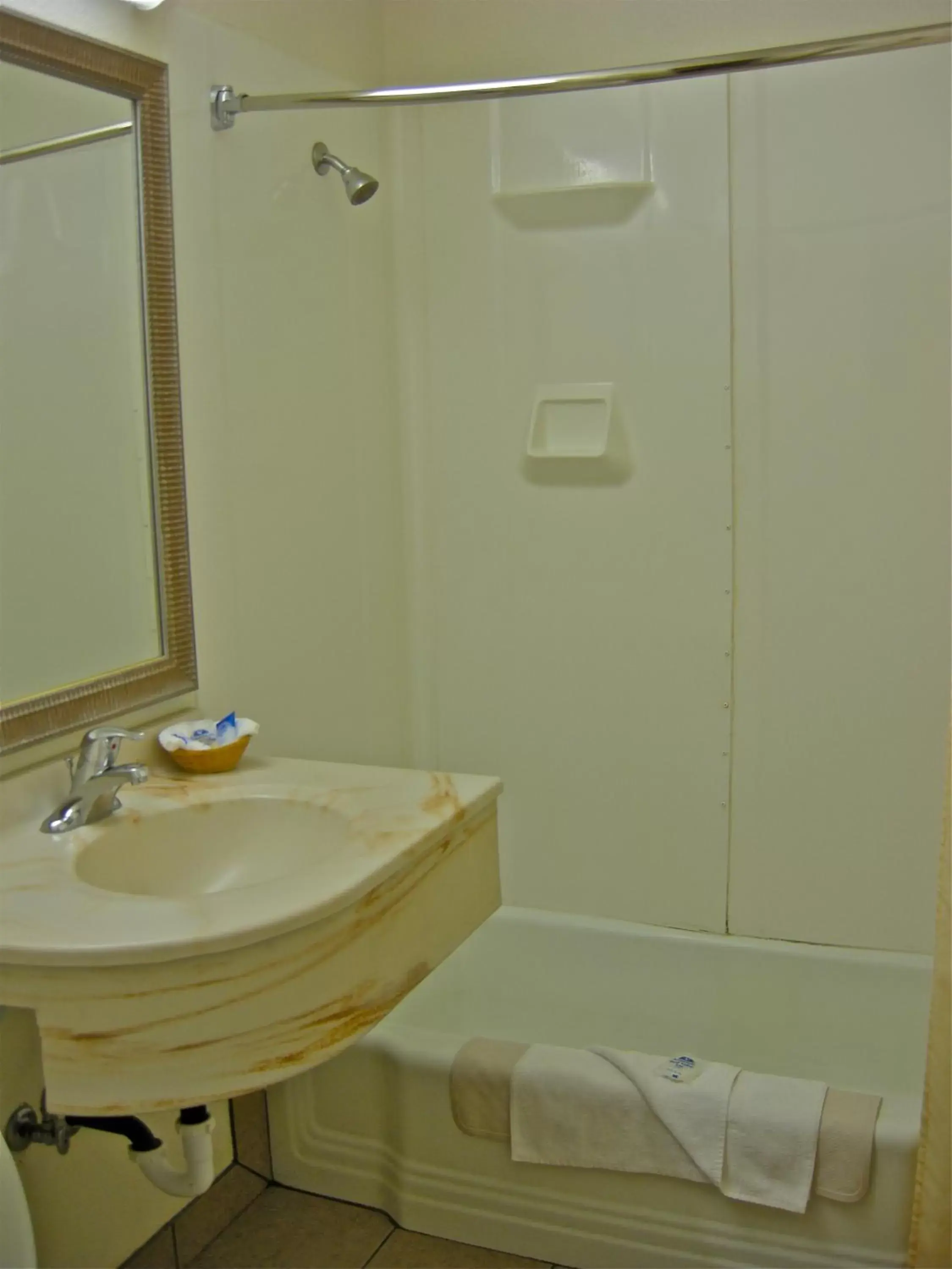 Shower, Bathroom in Americas Best Value Inn - Pendleton