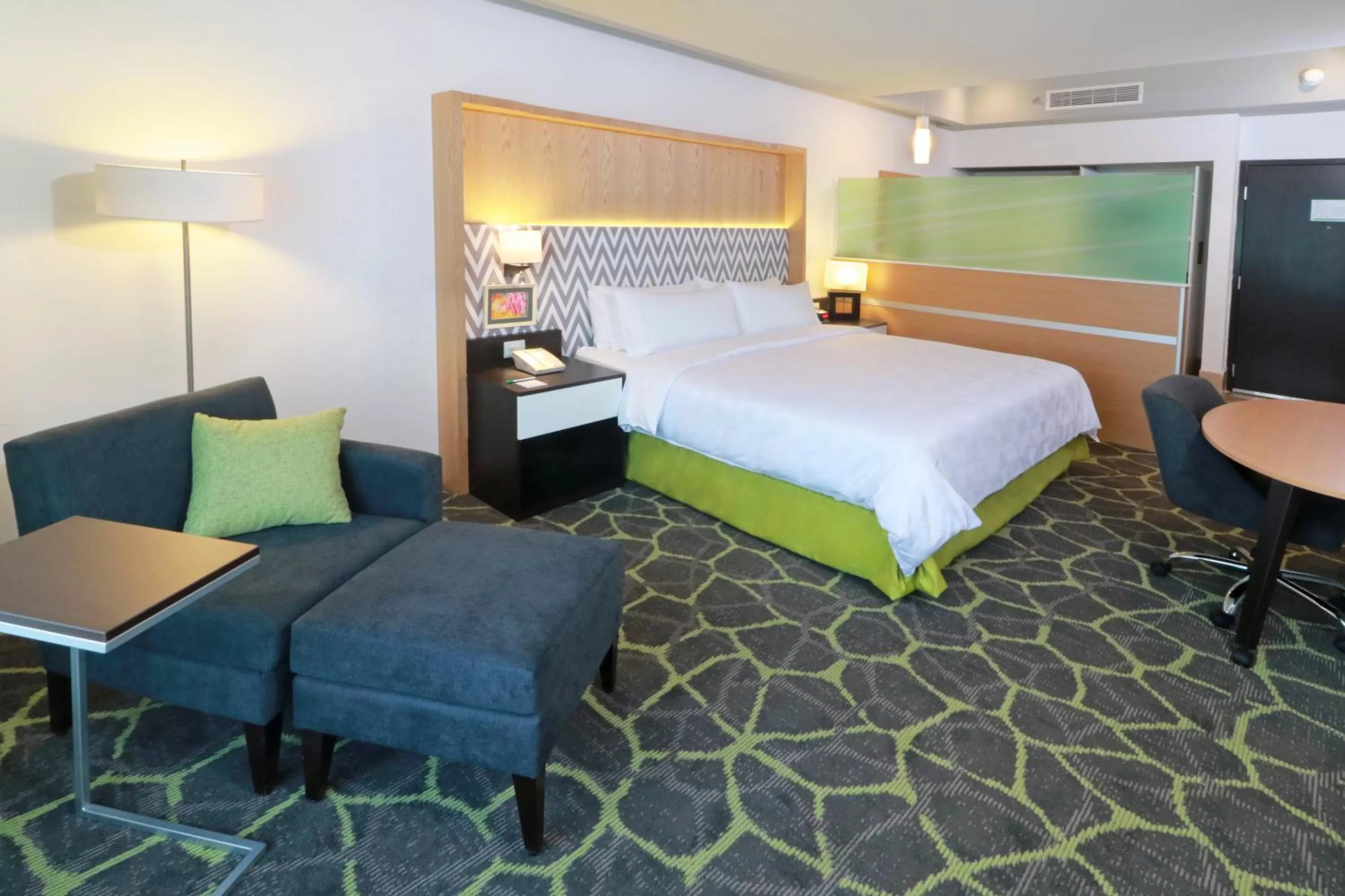 Photo of the whole room, Bed in Holiday Inn Queretaro Zona Krystal by IHG