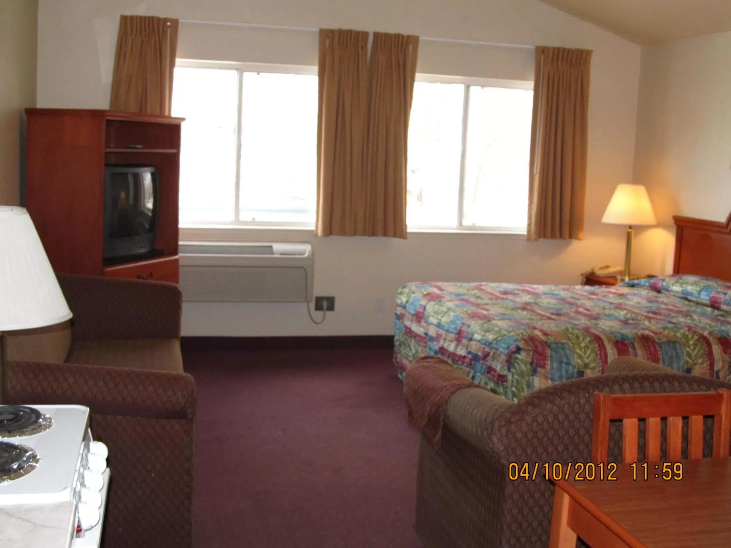 Kitchen or kitchenette, Bed in Carson City Plaza Hotel