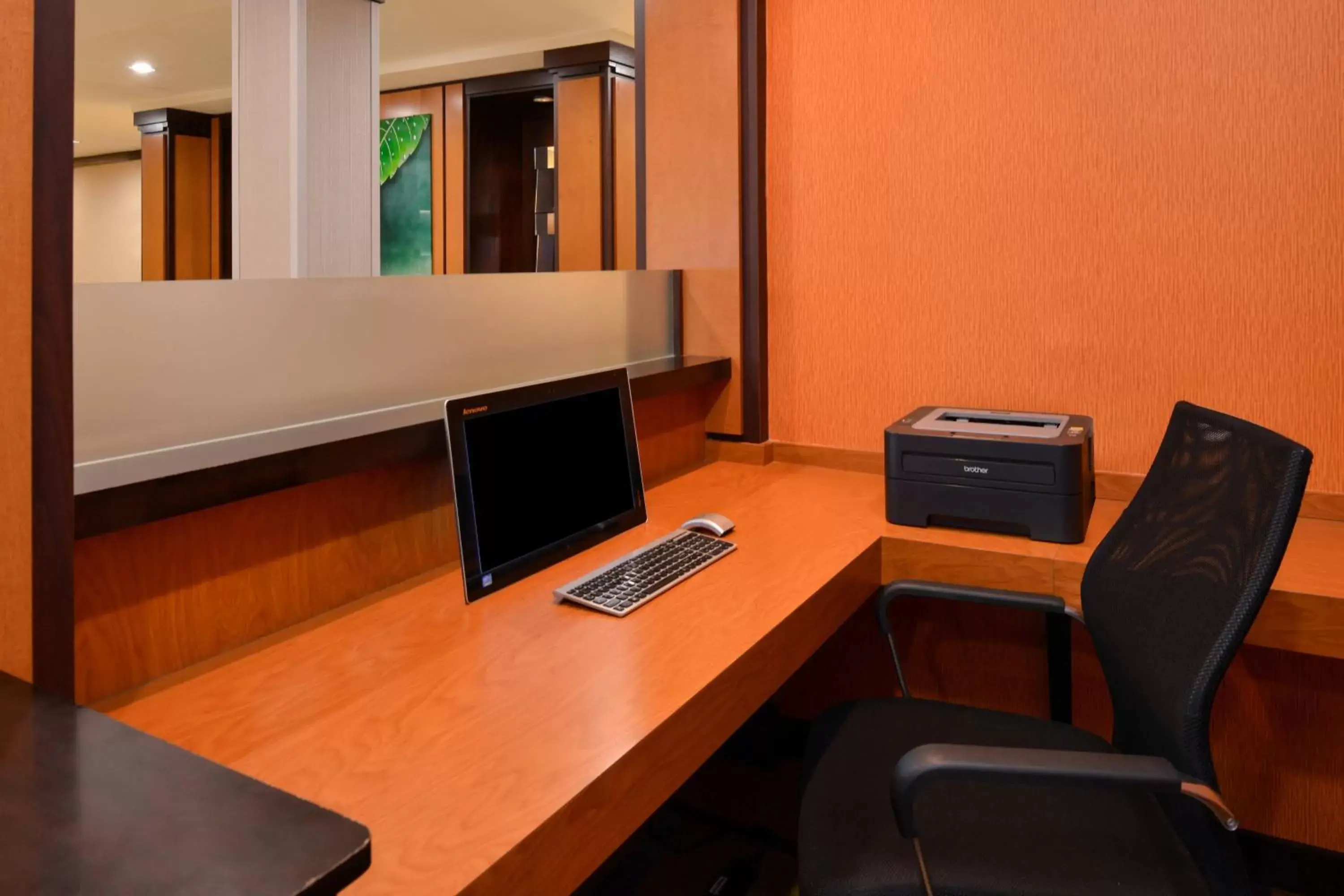 Business facilities, TV/Entertainment Center in Fairfield Inn and Suites by Marriott Fort Wayne