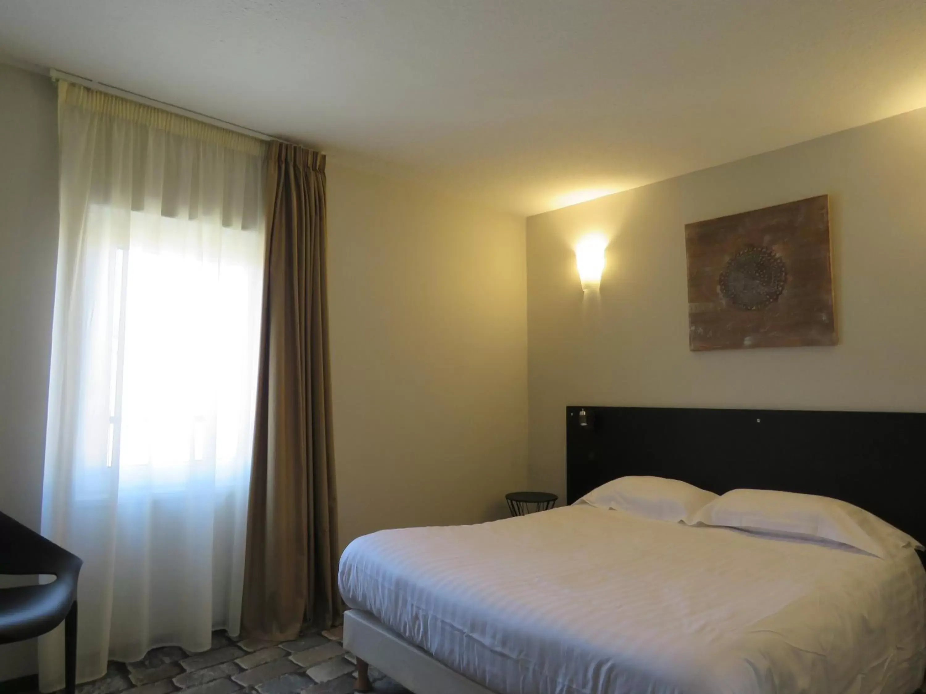 Photo of the whole room, Bed in CIT'HÔTEL LE DAV Clermont-Ferrand Centre Photo of the whole room, Bed in CIT'HÔTEL LE DAV Clermont-Ferrand Centre