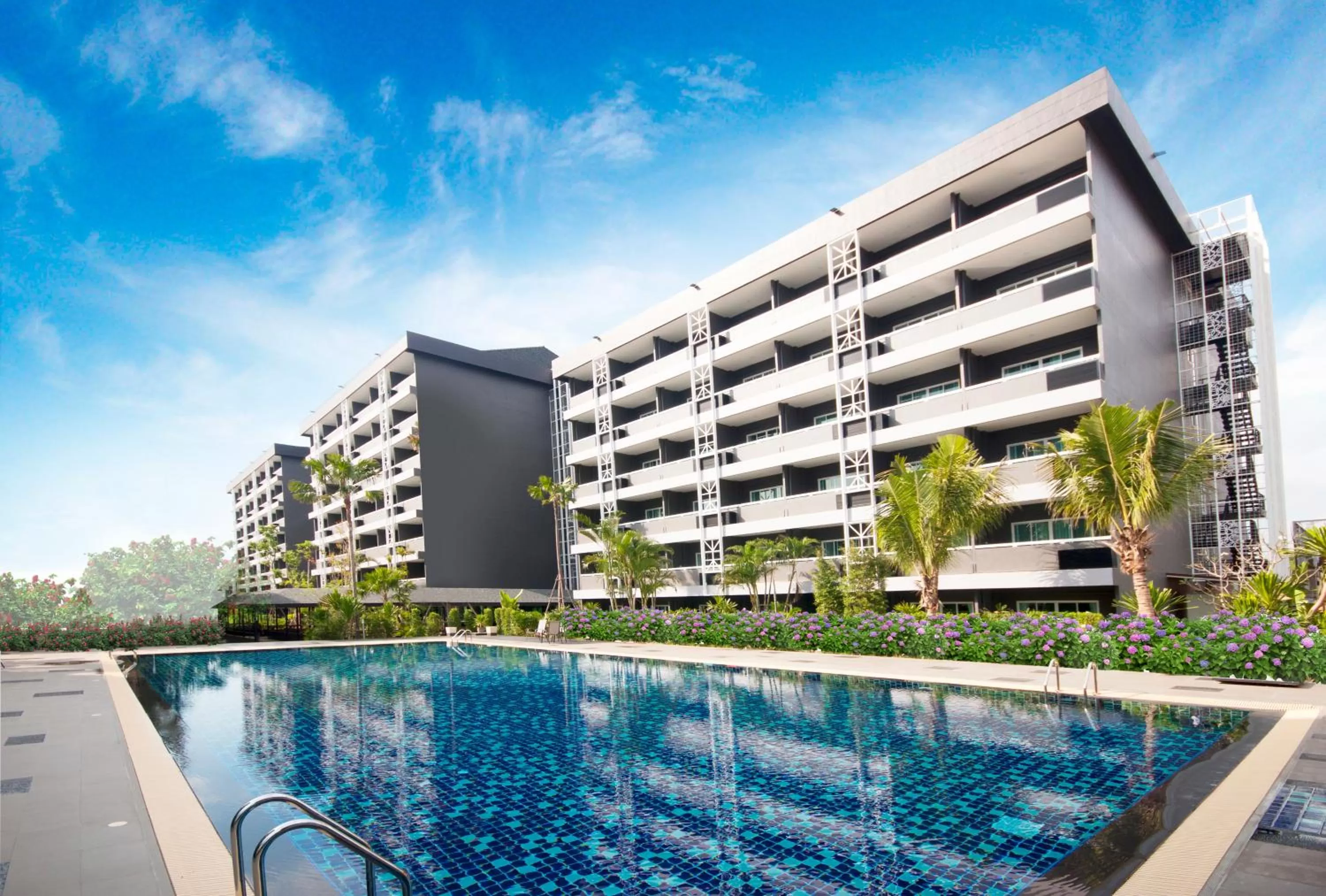 Swimming pool in Eastpana Hotel - SHA Extra Plus