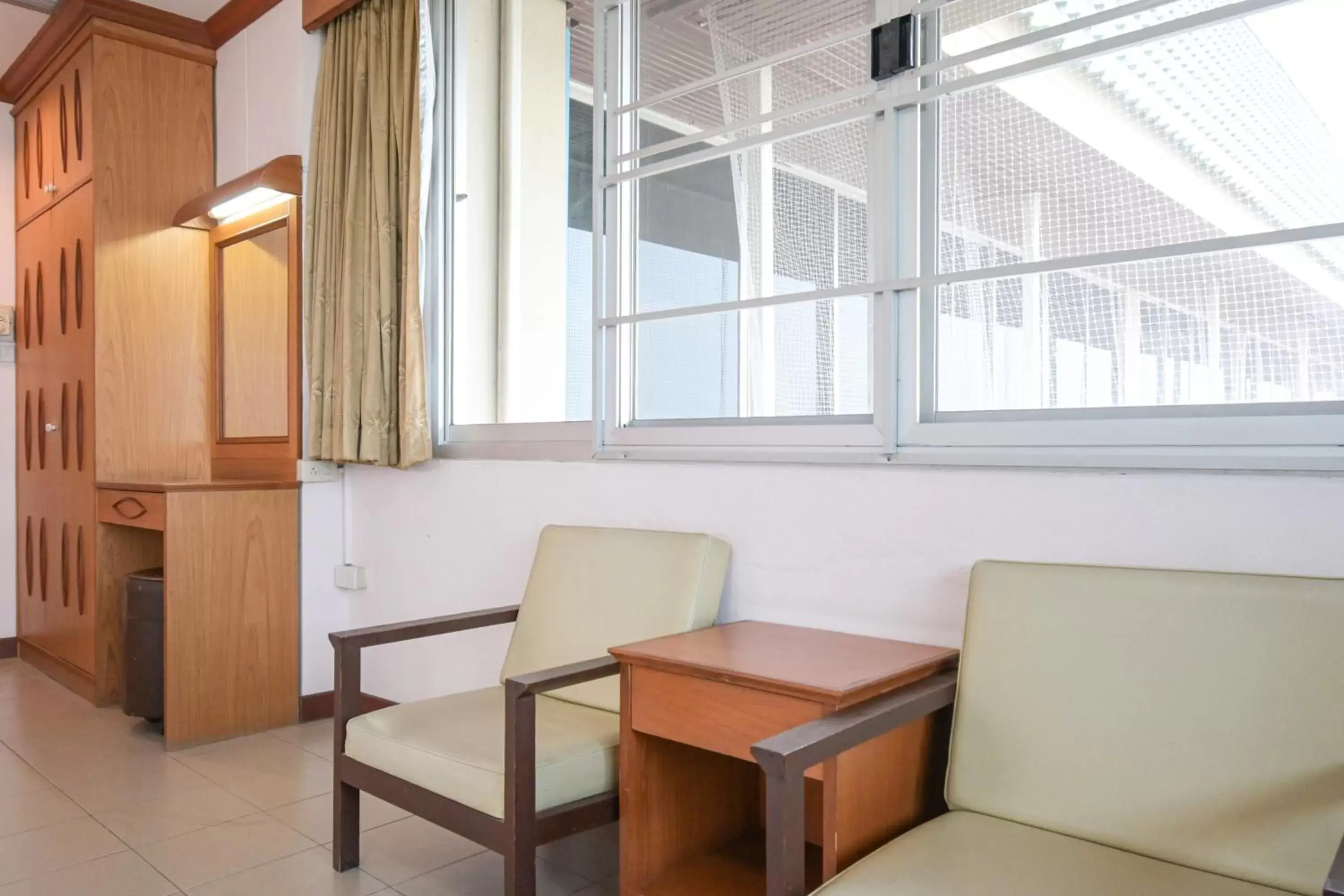 Living room, Seating Area in Rattana Park Hotel