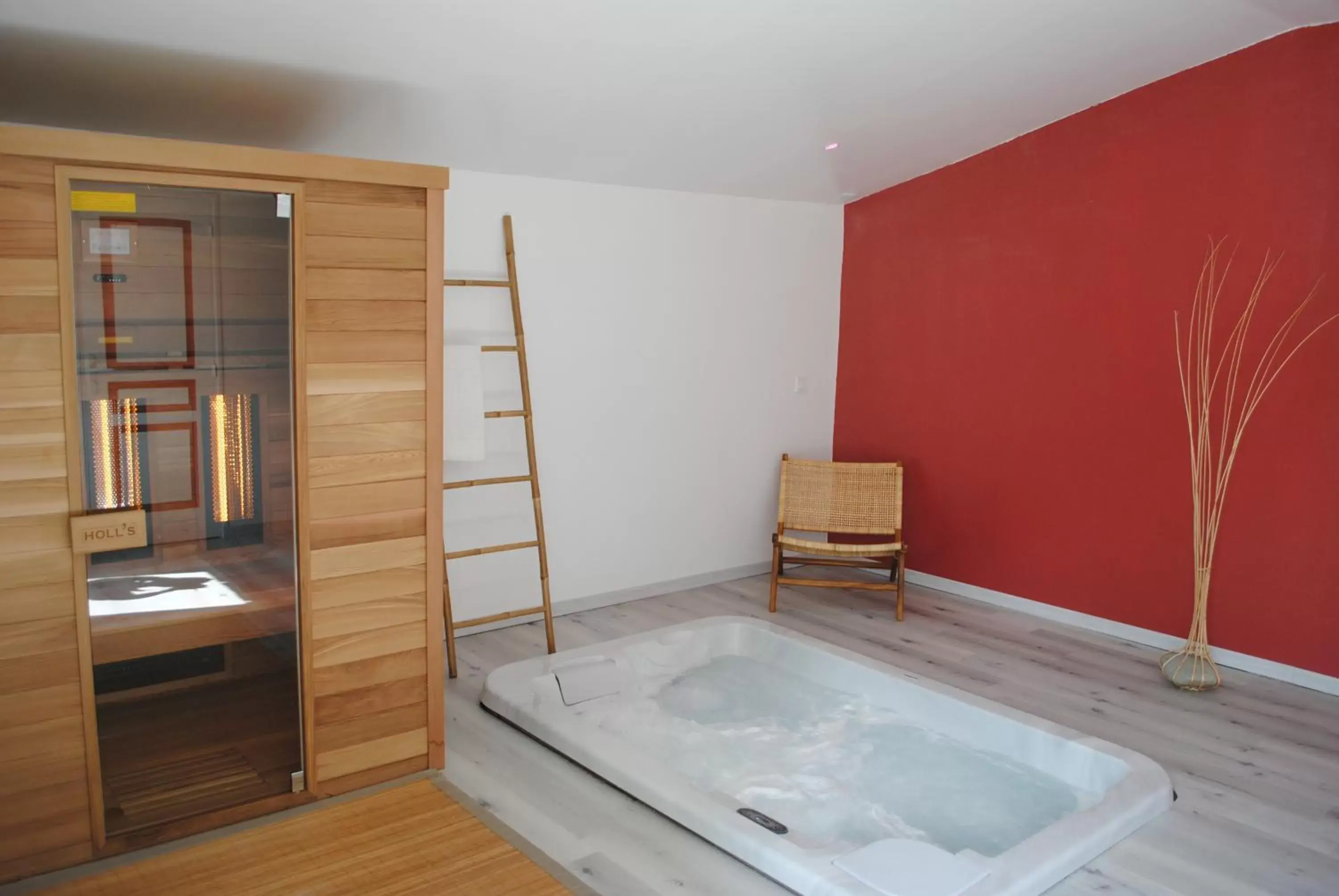 Hot Tub in Chambres d'hôtes & Spa le Relais de la Cavayere