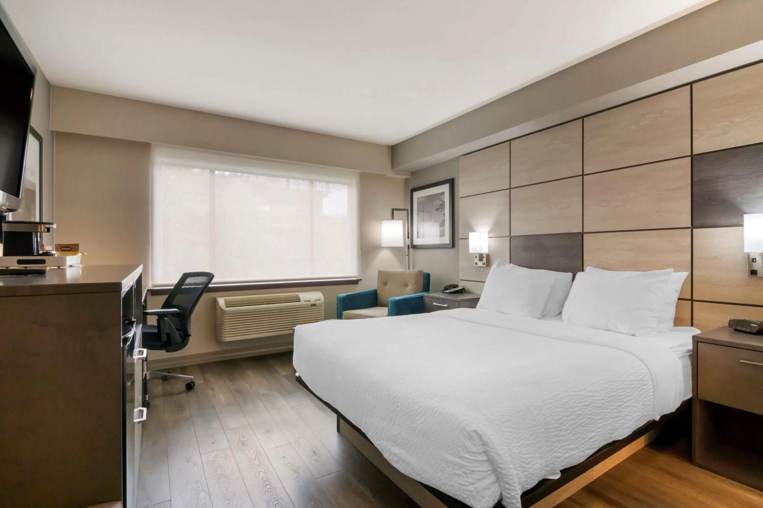 Bedroom, Bed in Best Western Premier Aberdeen Kamloops