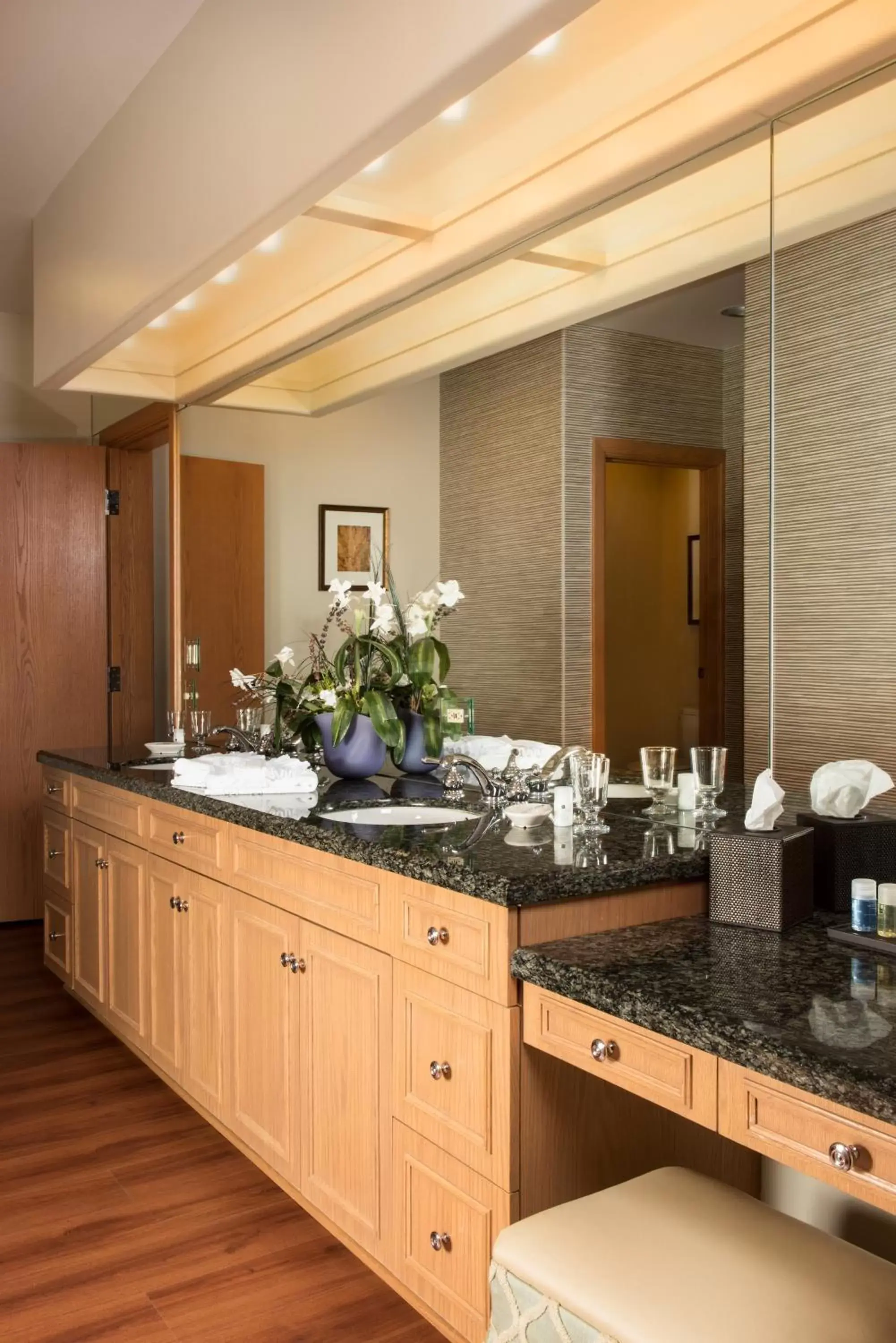 Living room, Kitchen/Kitchenette in Garden of the Gods Club & Resort