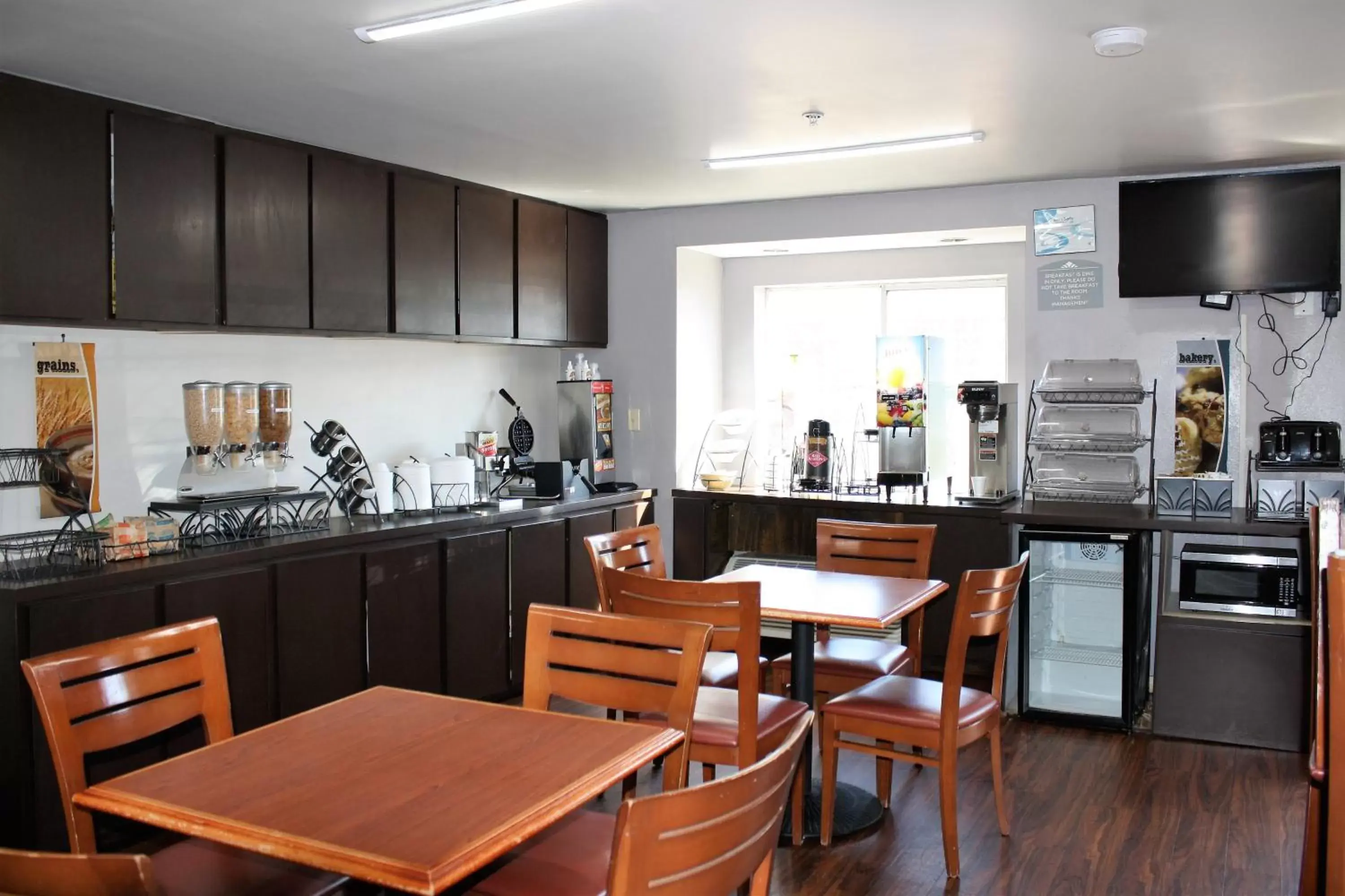 Dining area, Restaurant/Places to Eat in Microtel Inn by Wyndham Atlanta Airport