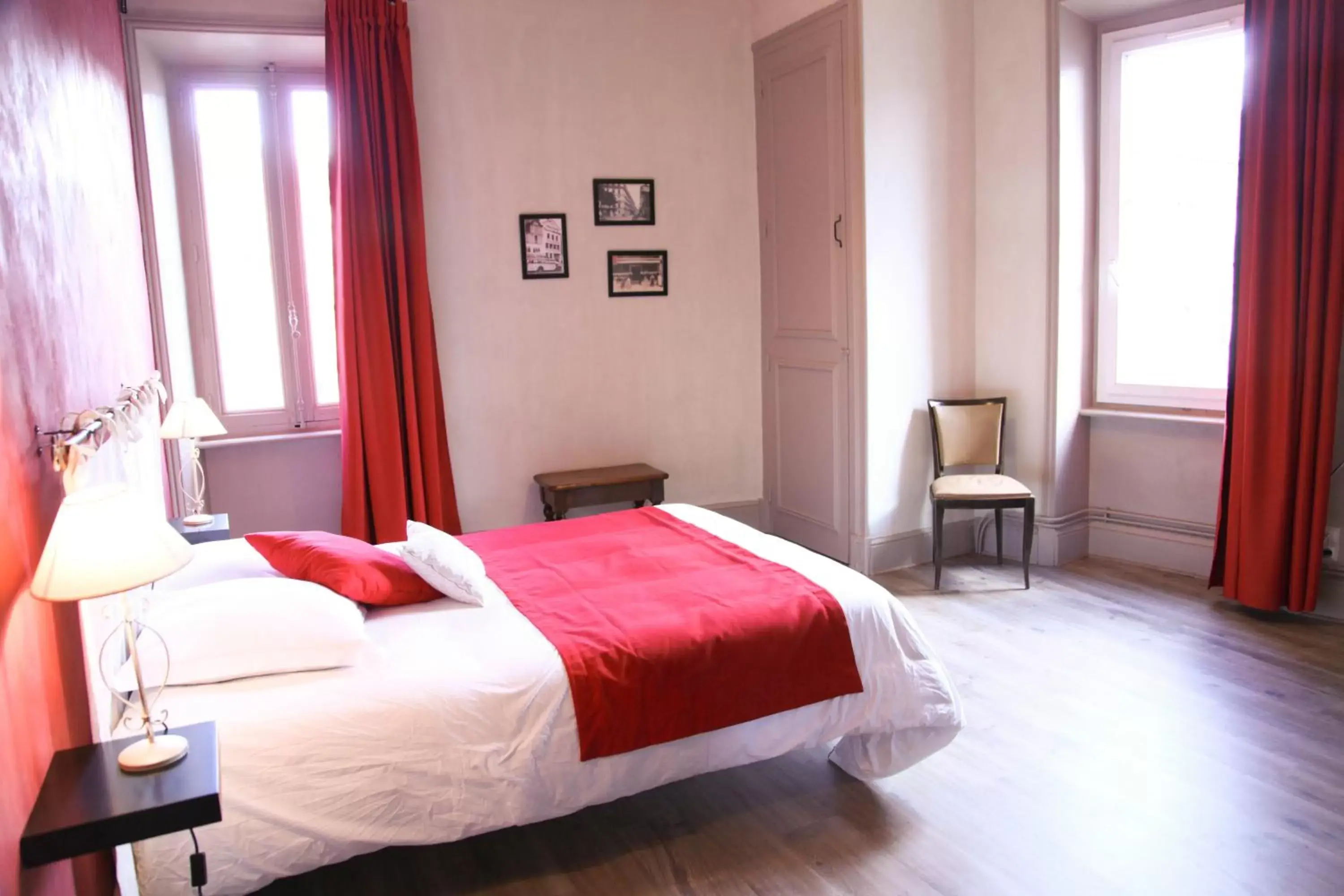 Day, Bed in Hôtel du Midi