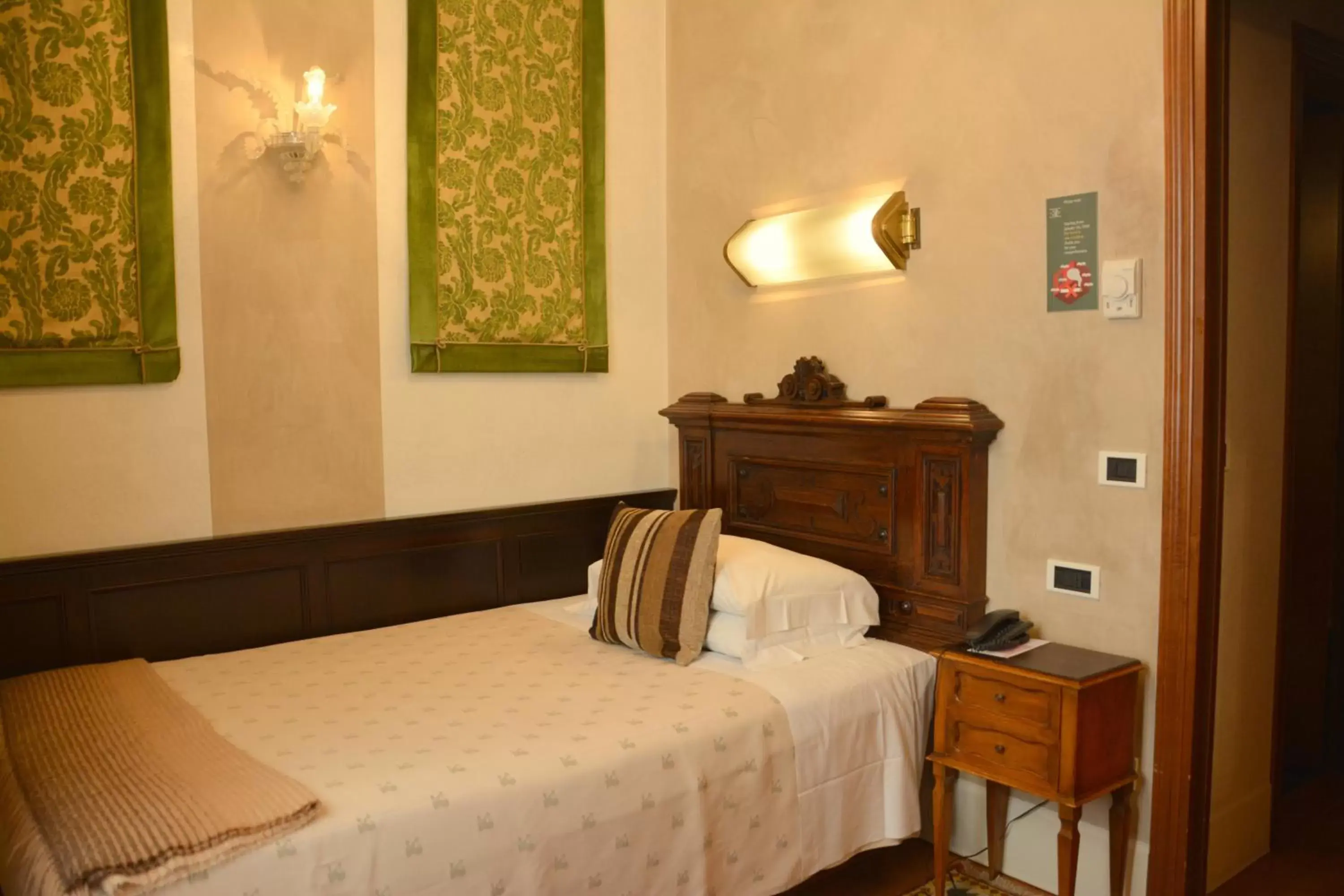 Single Room in Hotel Saturnia & International