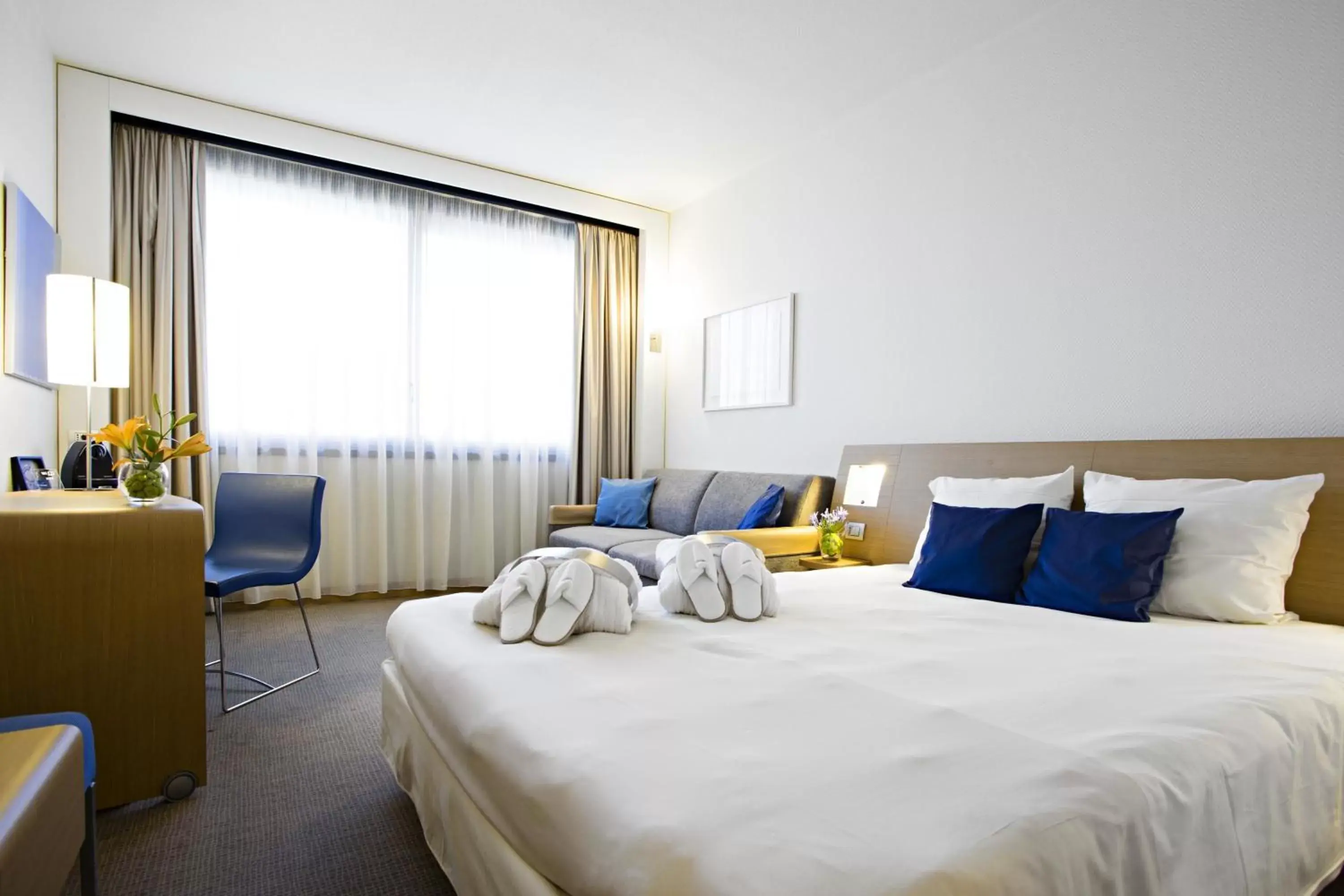 Photo of the whole room, Bed in Hotel Novotel Genova City