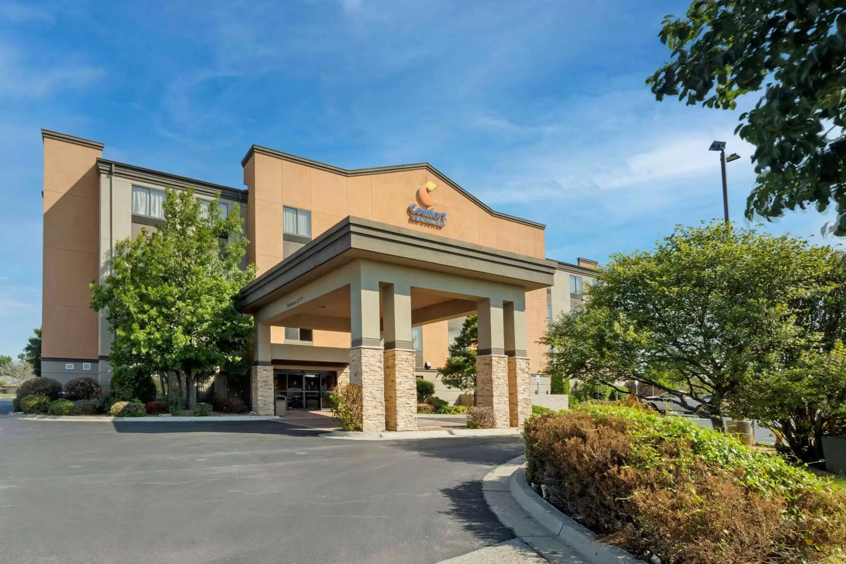 Property Building in Comfort Inn & Suites Weatherford