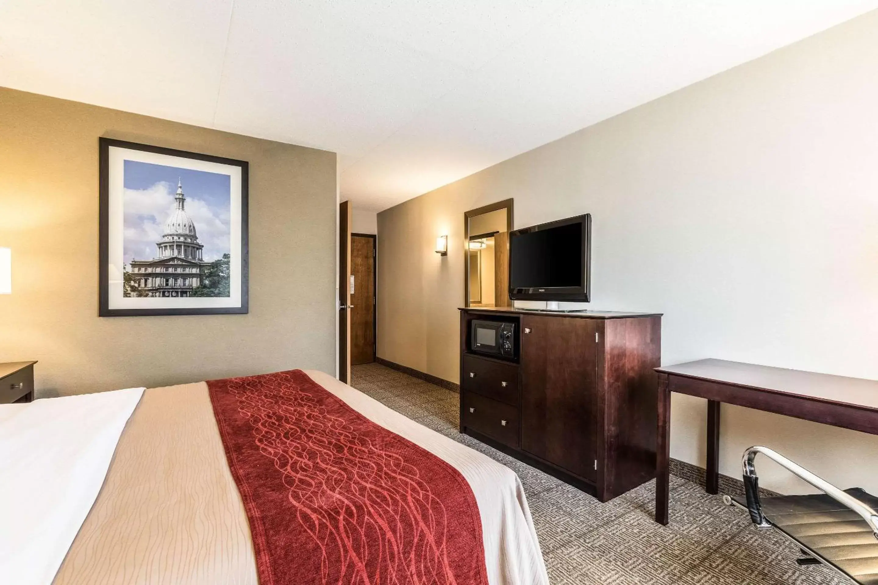 Photo of the whole room, Bed in Comfort Inn Lansing