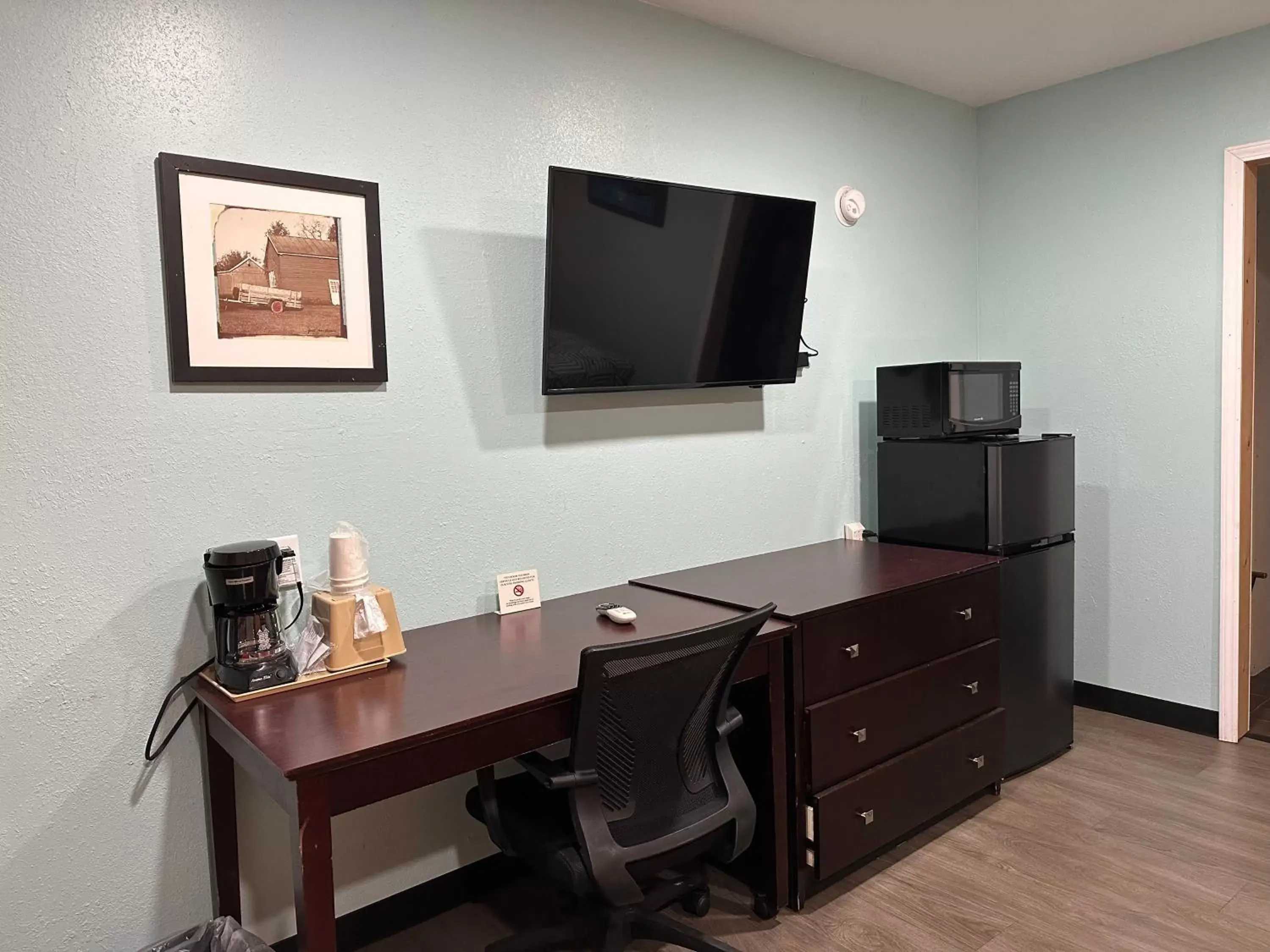 TV and multimedia, TV/Entertainment Center in Relax Inn Mcgehee