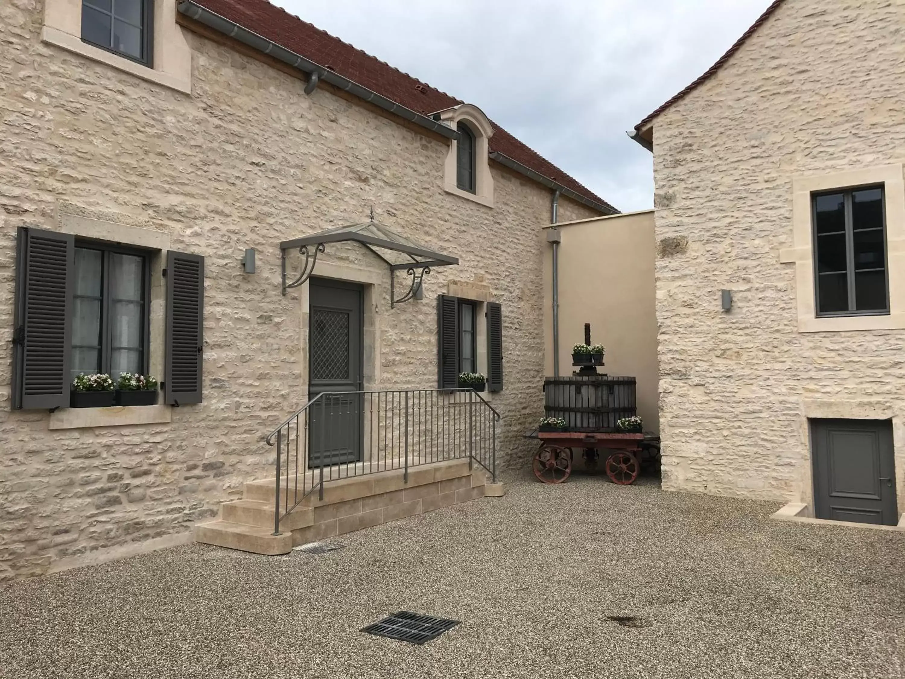 Facade/entrance, Property Building in Le Charles V