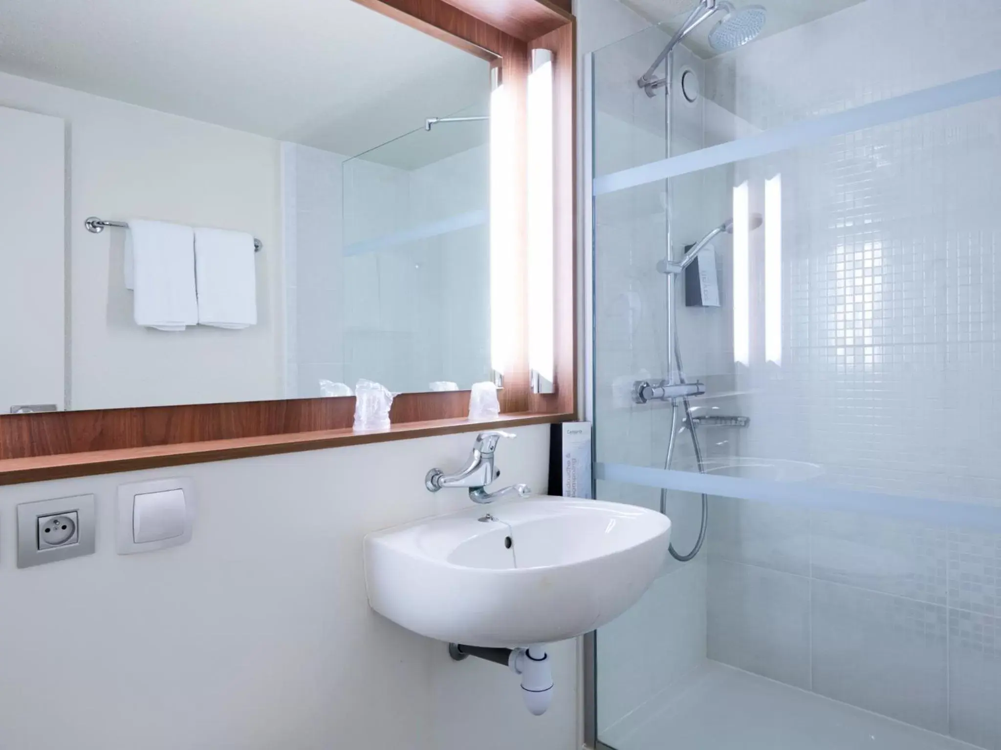 Shower, Bathroom in Campanile Chalon sur Saône