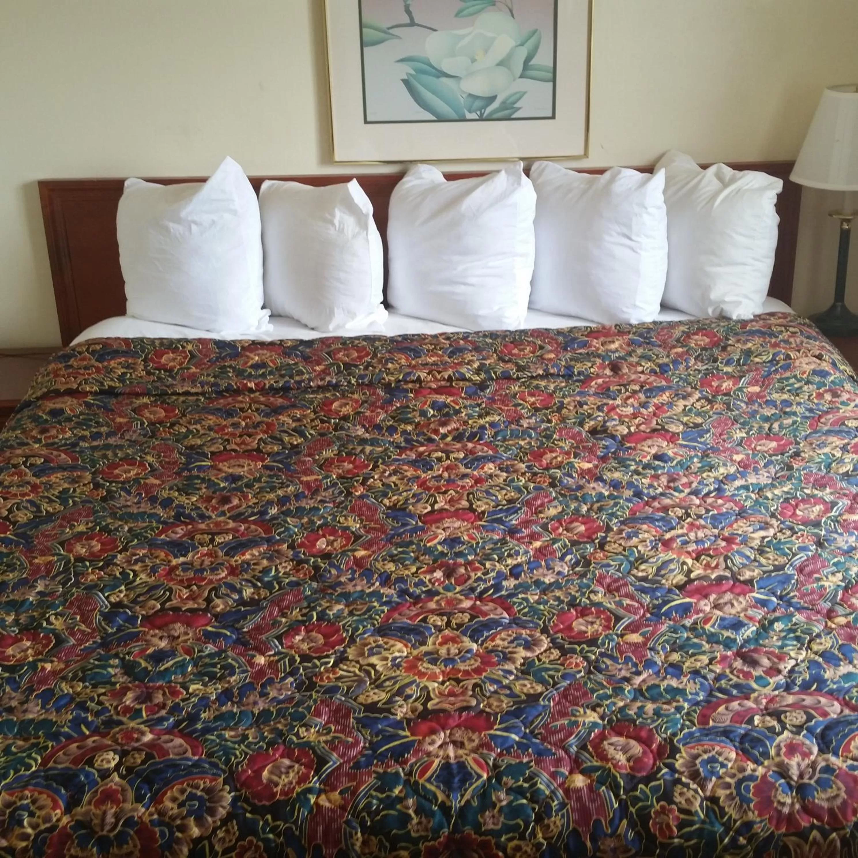 King Room - Disability Access/Smoking in Days Inn by Wyndham Orange Anaheim