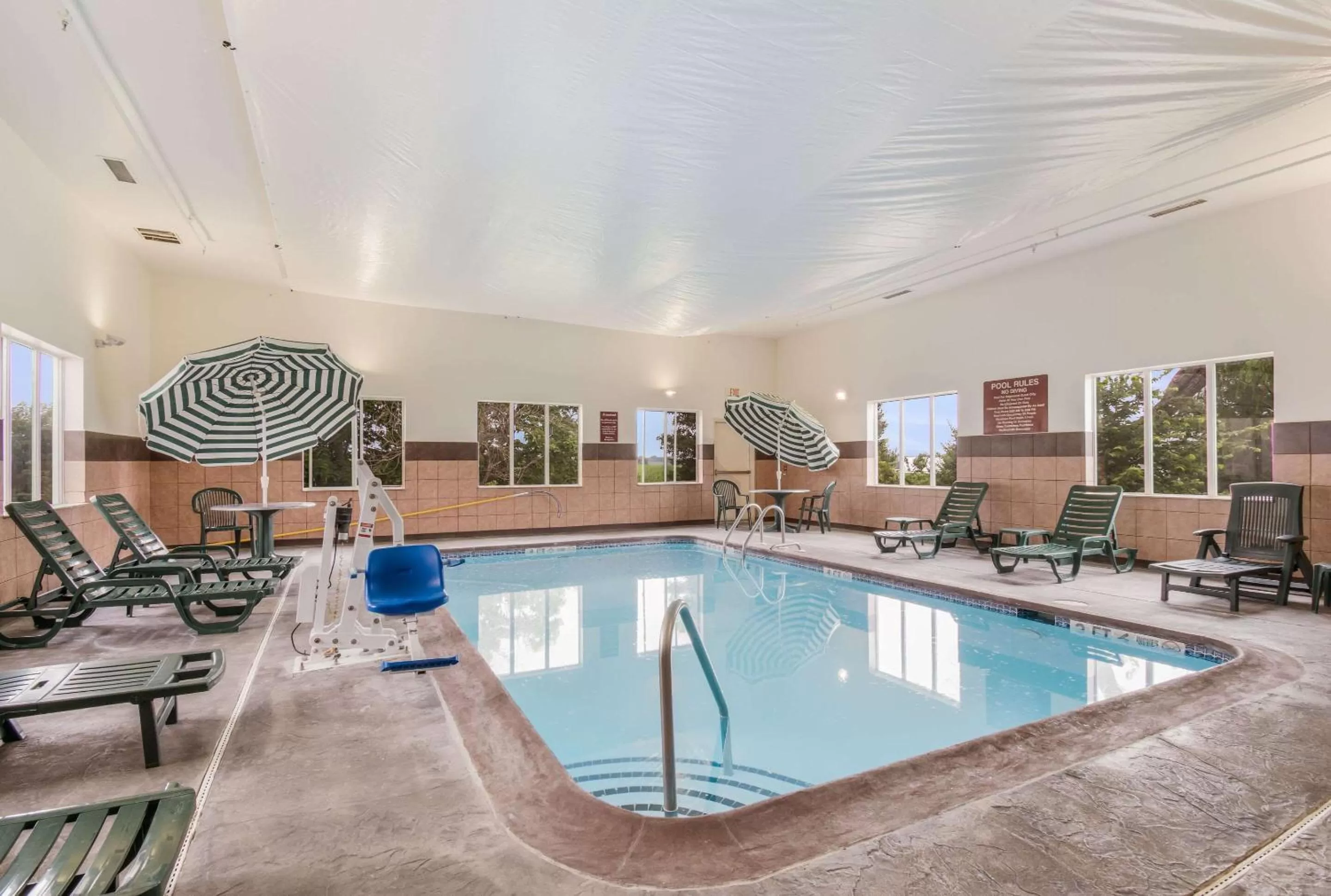 Swimming pool in Sleep Inn & Suites Ronks