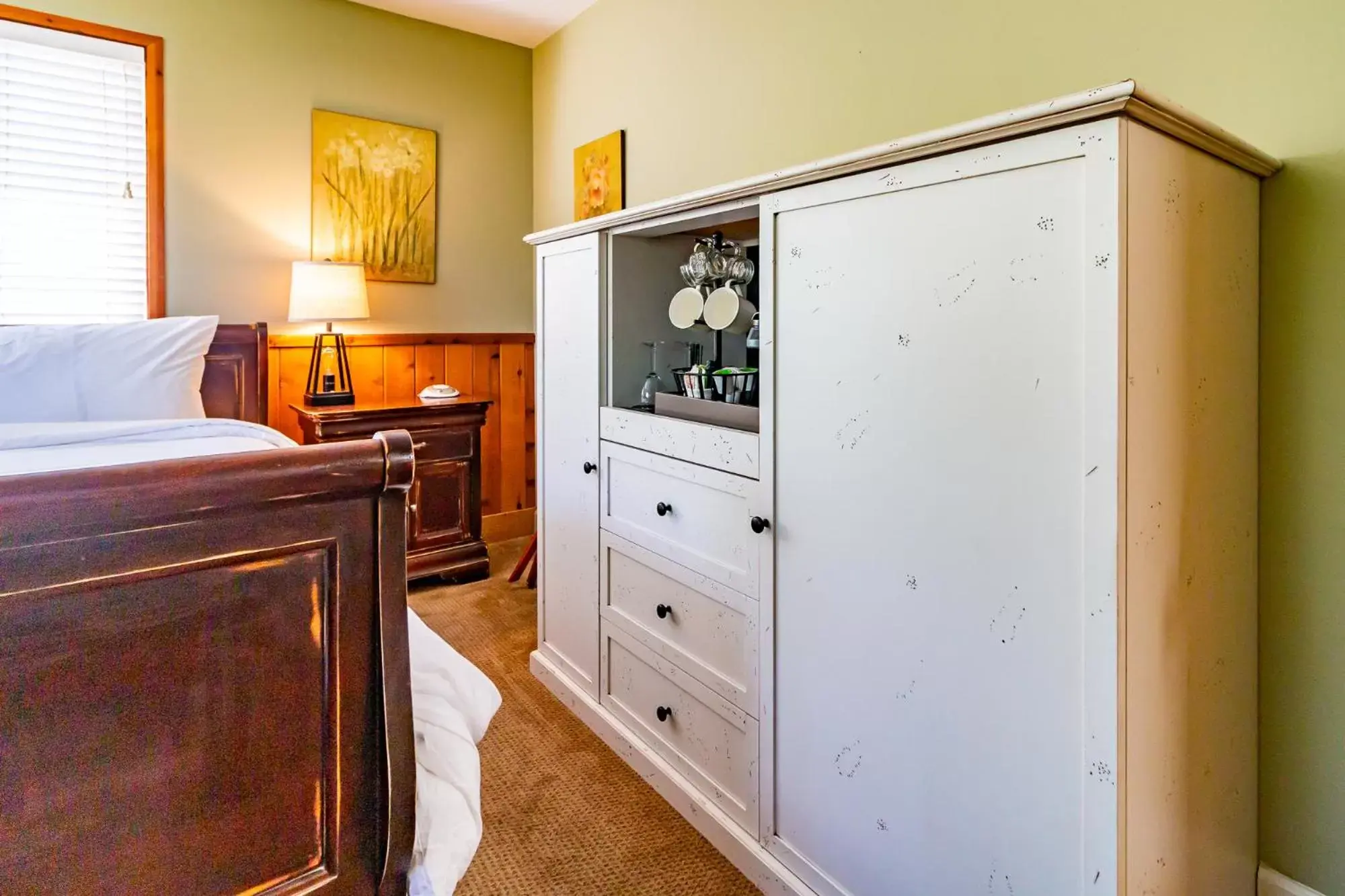 Bedroom, Bed in J Patrick Inn