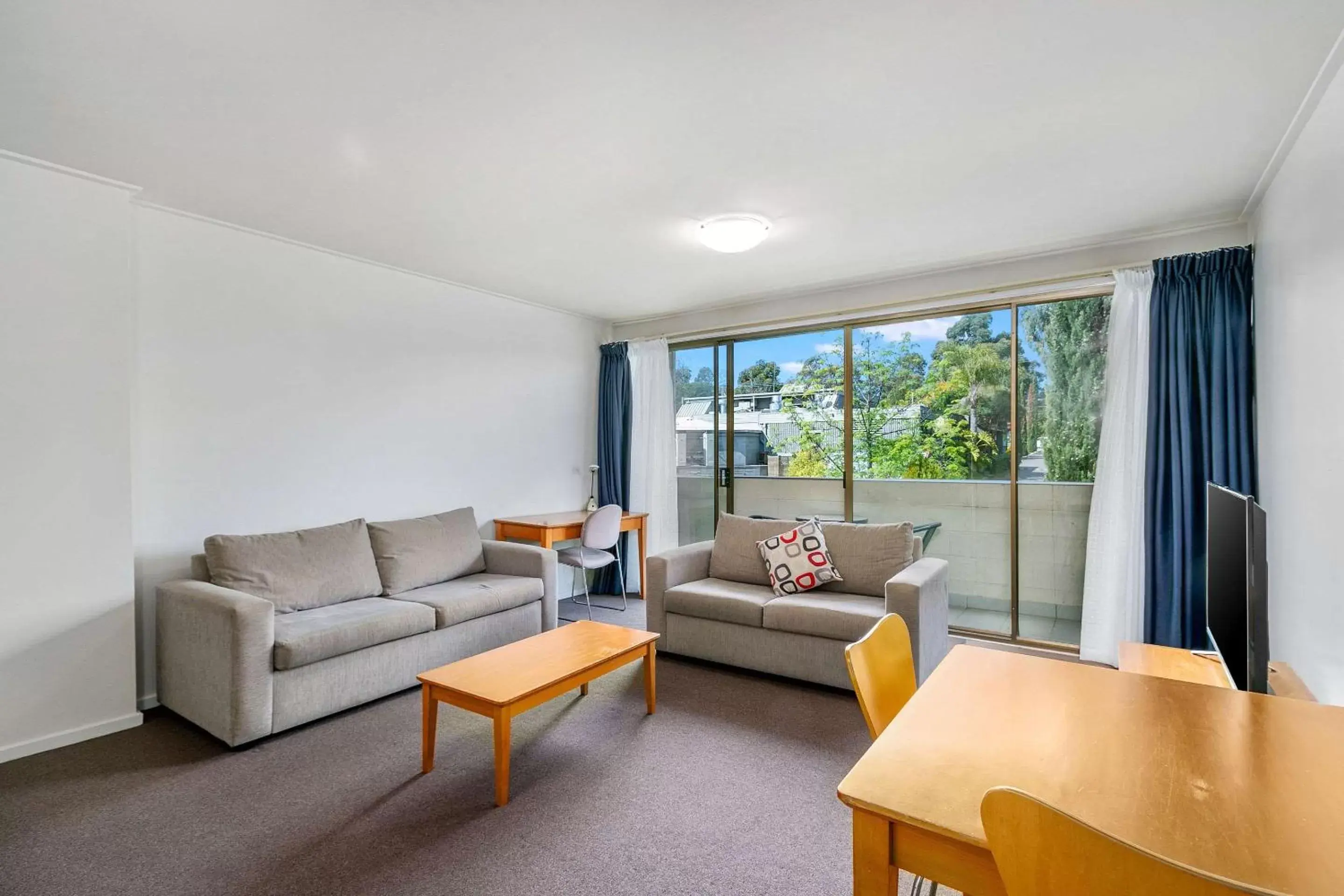 Photo of the whole room, Seating Area in Knox International Hotel and Apartments