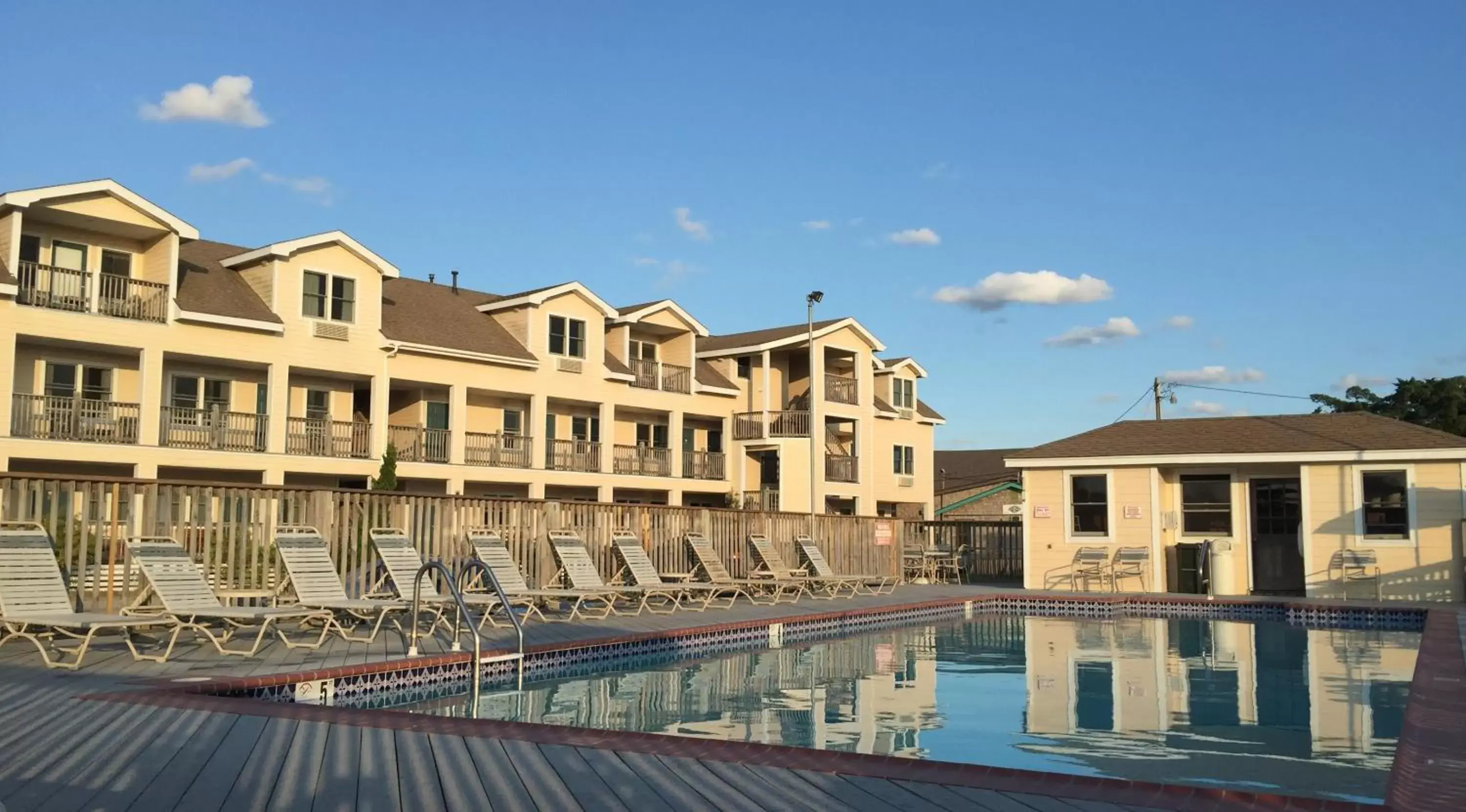 Property building in Pony Island Inn Property building in Pony Island Inn