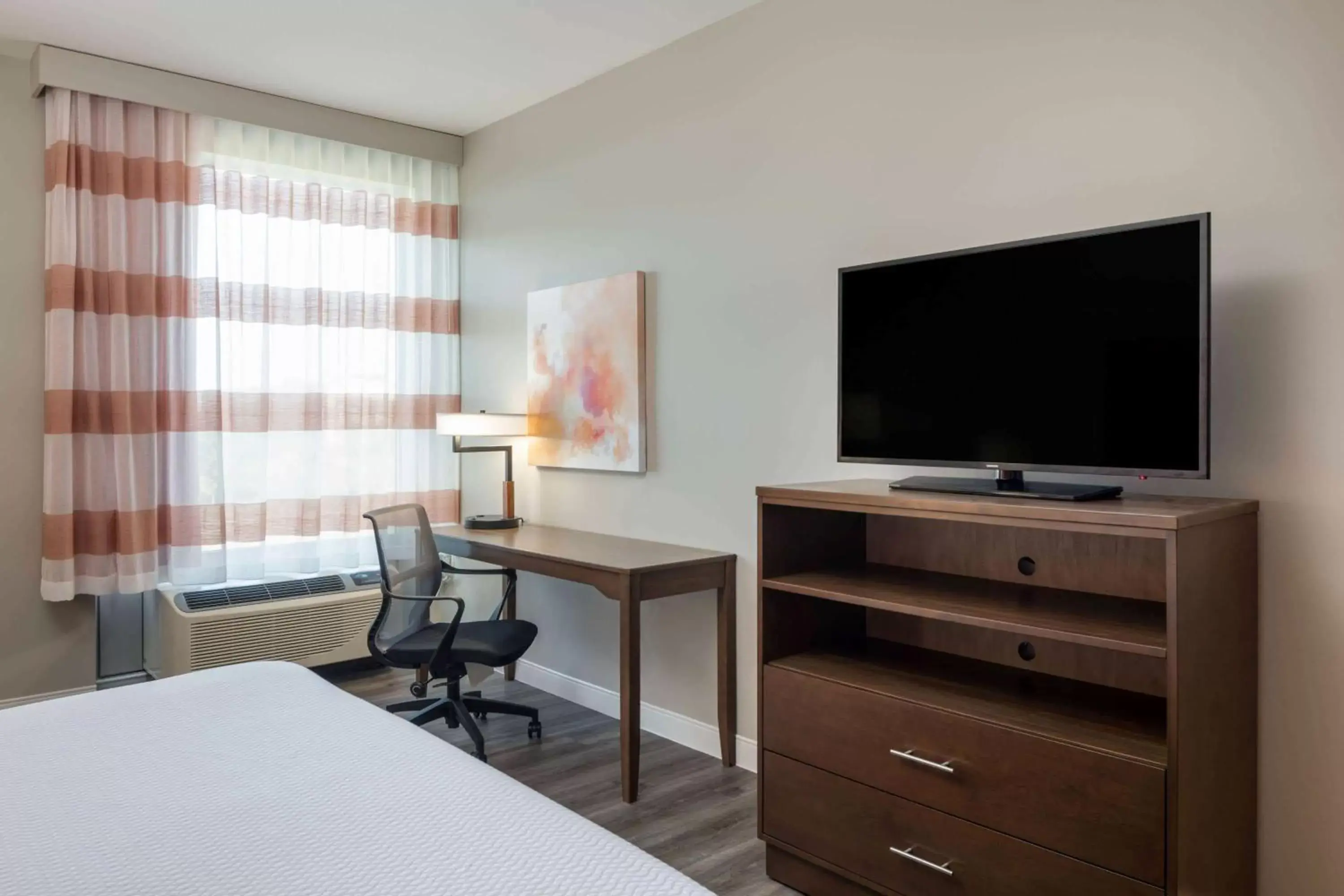 Photo of the whole room, Bed in La Quinta by Wyndham Greensboro Airport High Point Photo of the whole room, Bed in La Quinta by Wyndham Greensboro Airport High Point