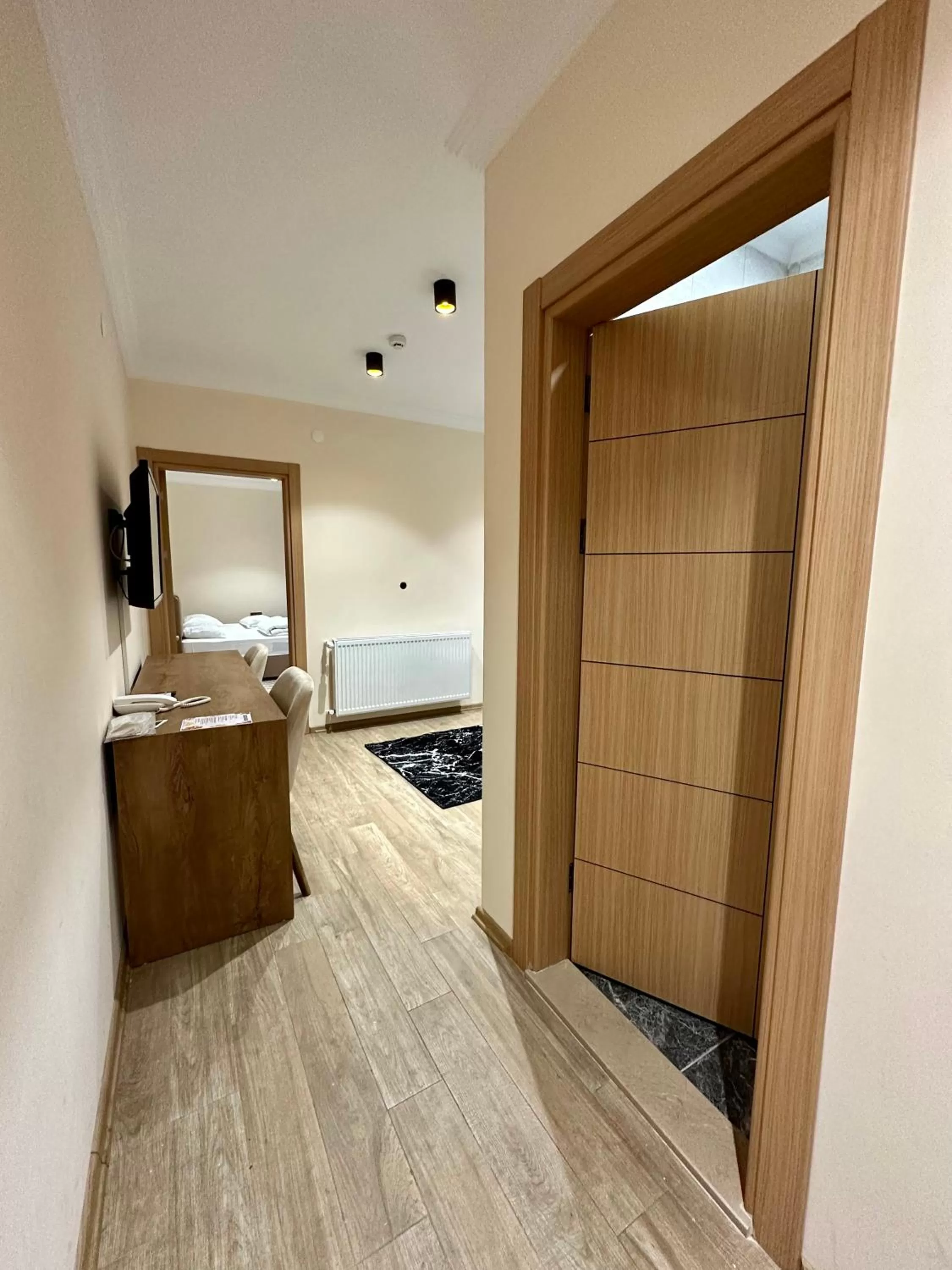 Photo of the whole room in White House Apart