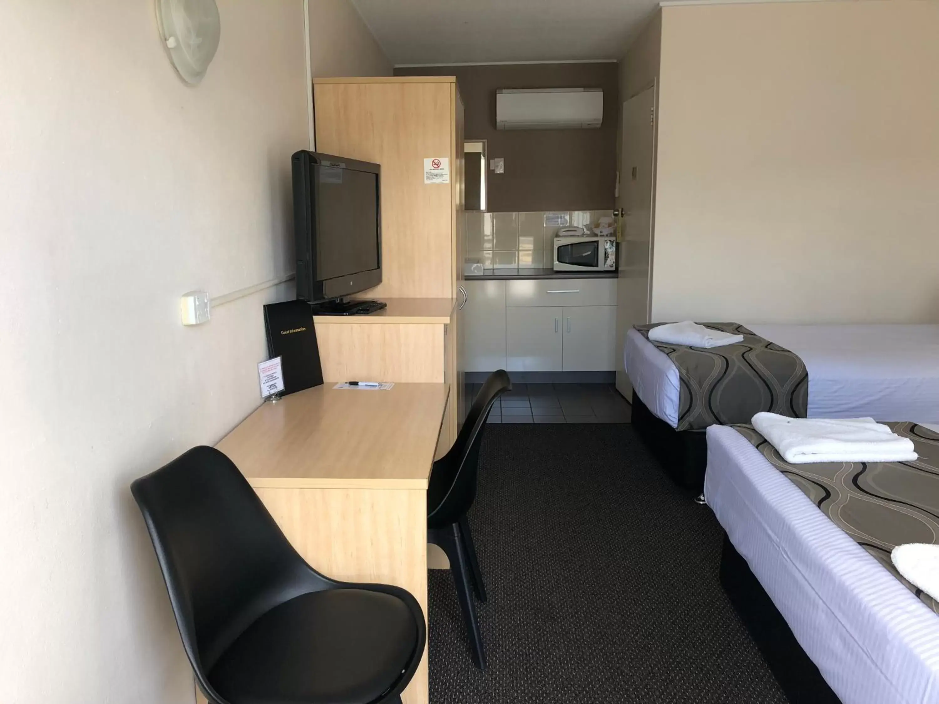 Bed, Seating Area in City Centre Motel Kempsey