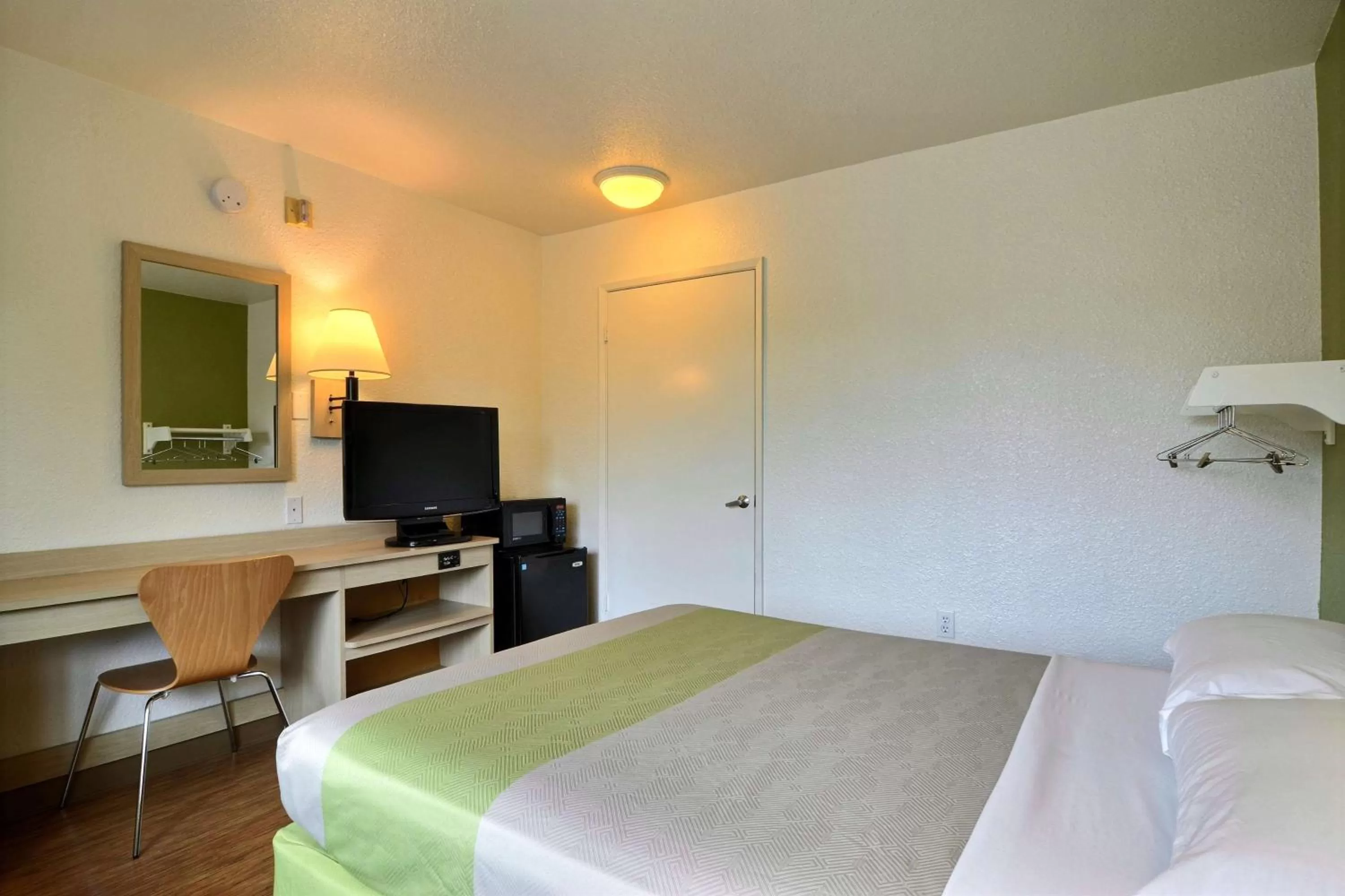 Bedroom, Bed in Motel 6-Tumwater, WA - Olympia