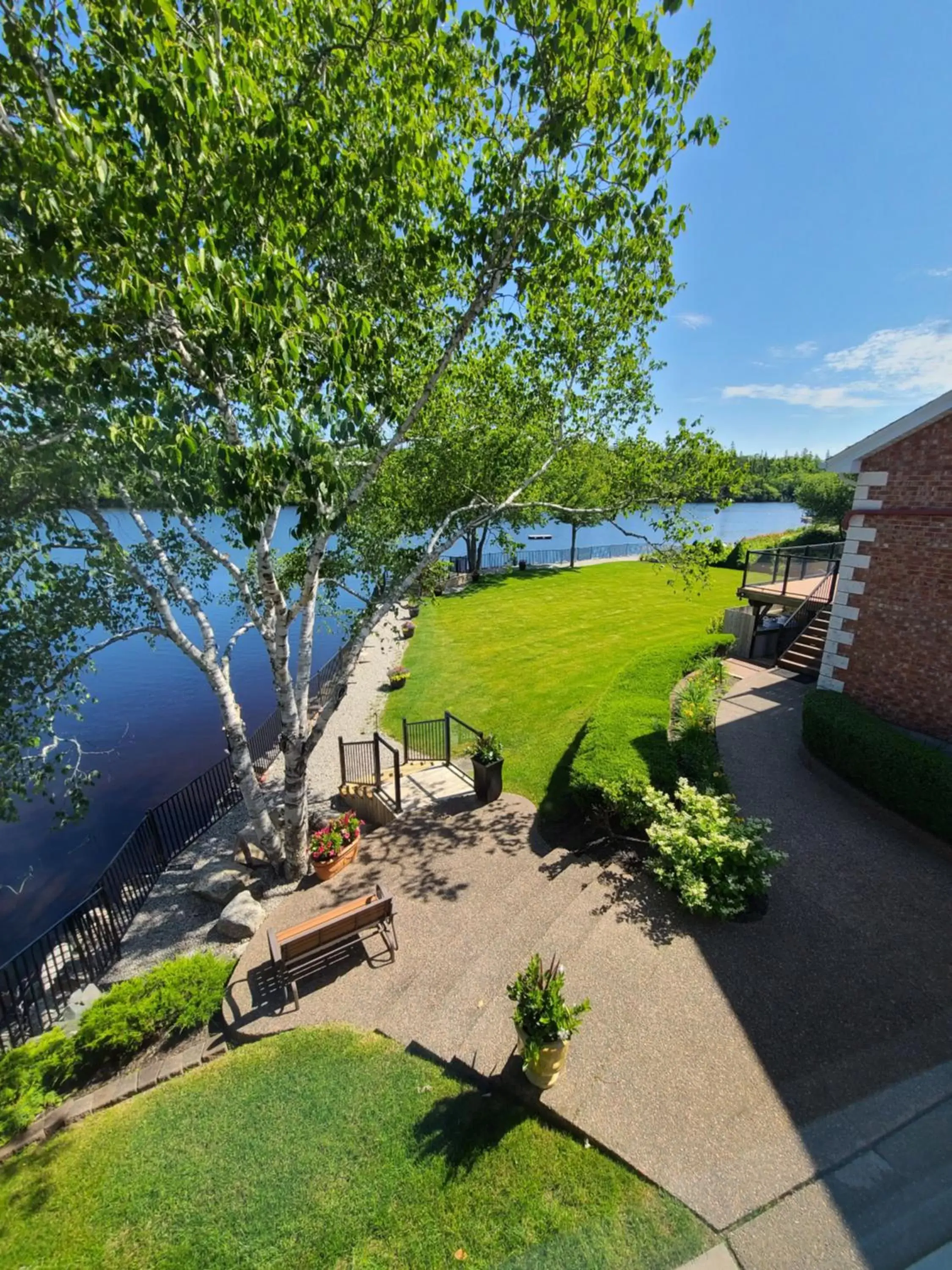 Lake view, Garden in Stardust Motel - Timberlea