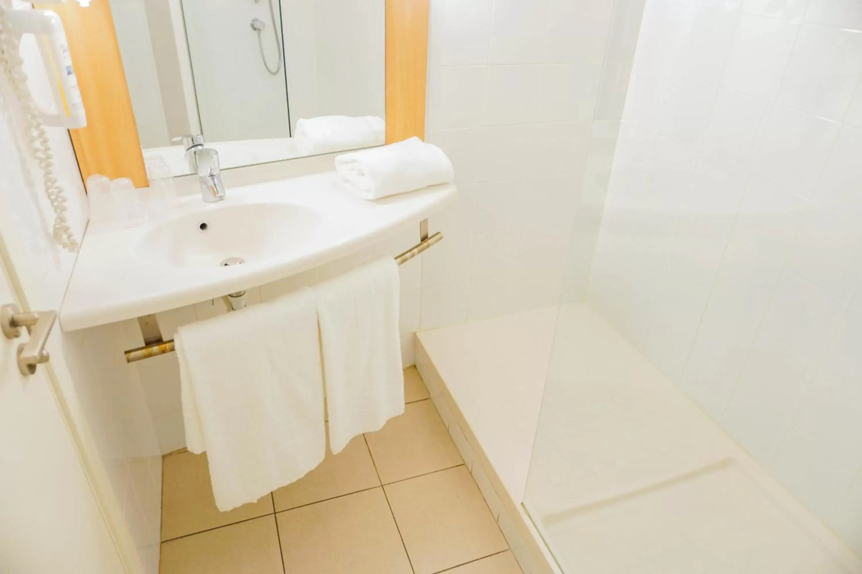 Shower, Bathroom in Ibis Girona