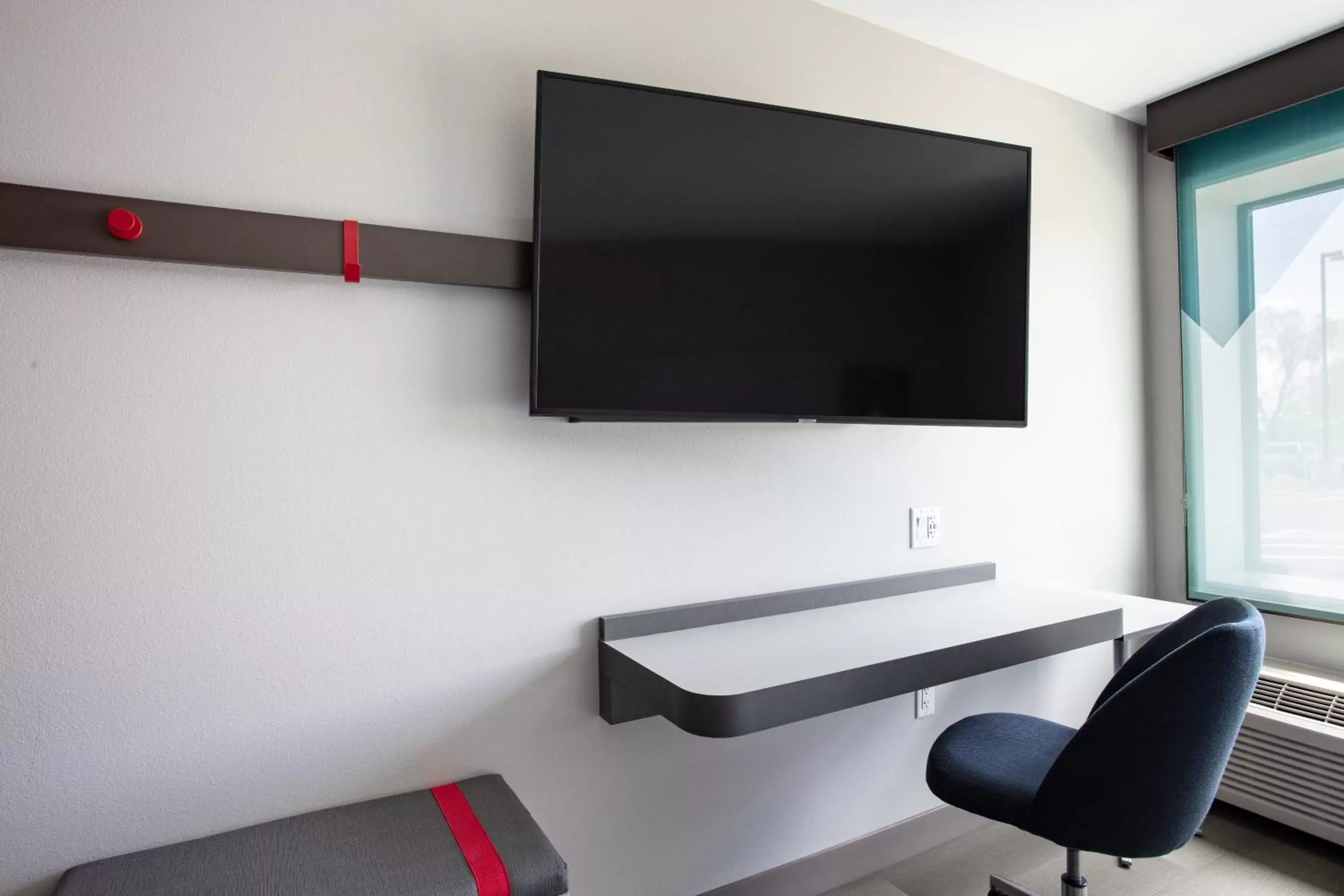 Seating area, TV/Entertainment Center in avid hotels - Madison - Monona, an IHG Hotel