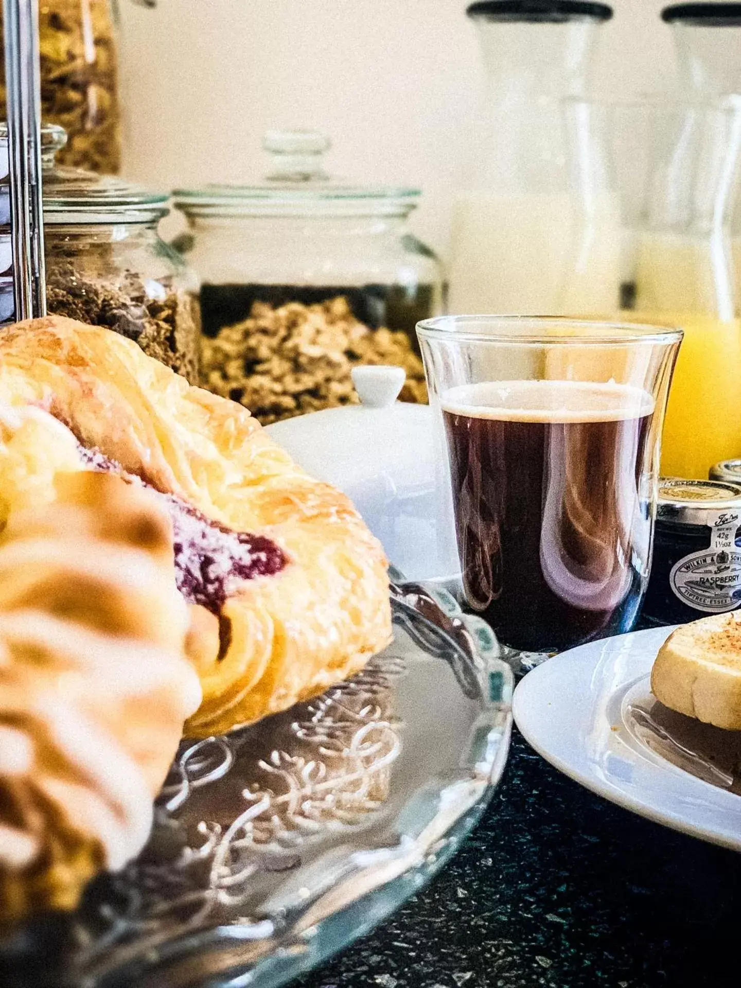 Breakfast in Riverside Cottage, Shefford