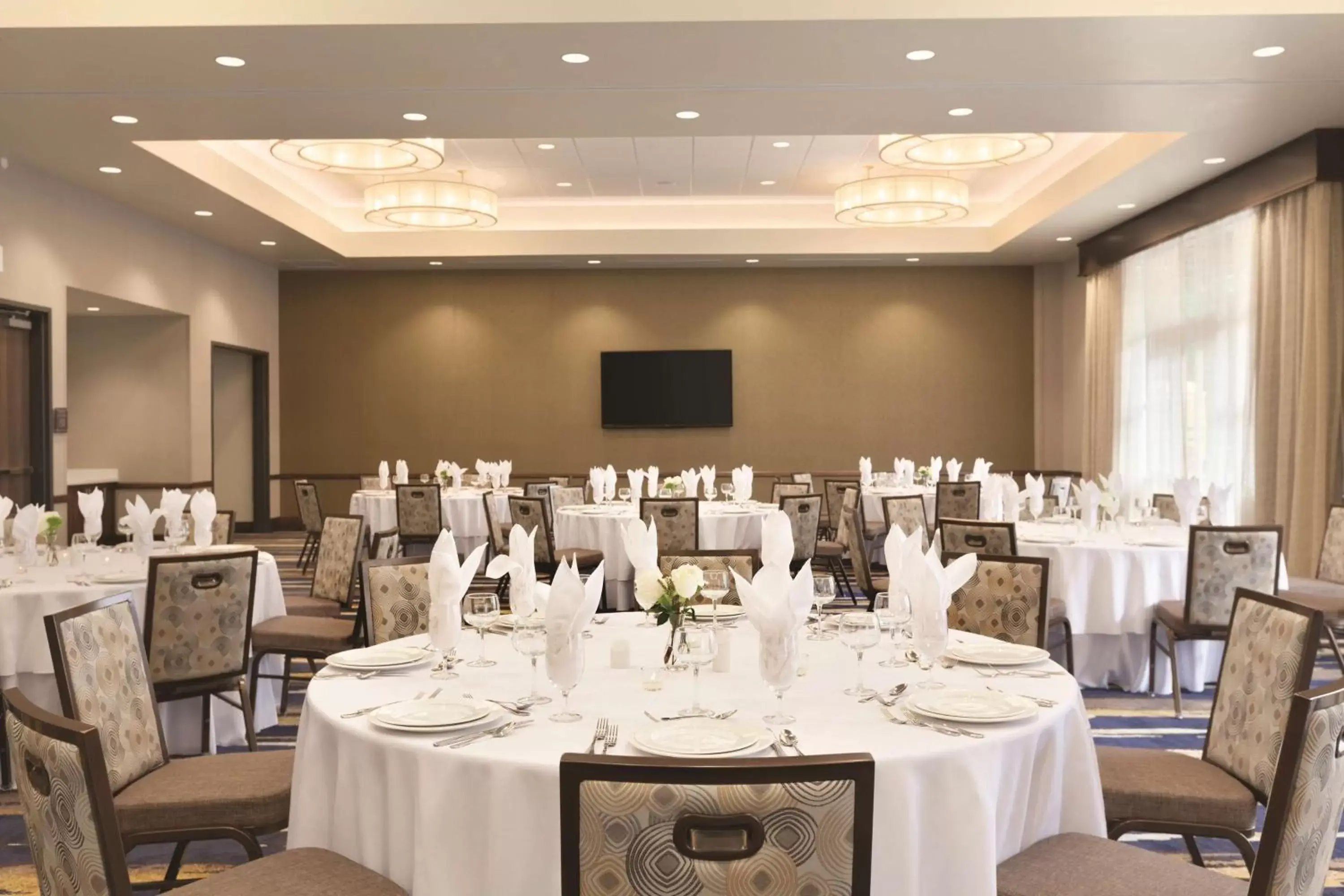 Meeting/conference room, Restaurant/Places to Eat in Embassy Suites Portland/Hillsboro