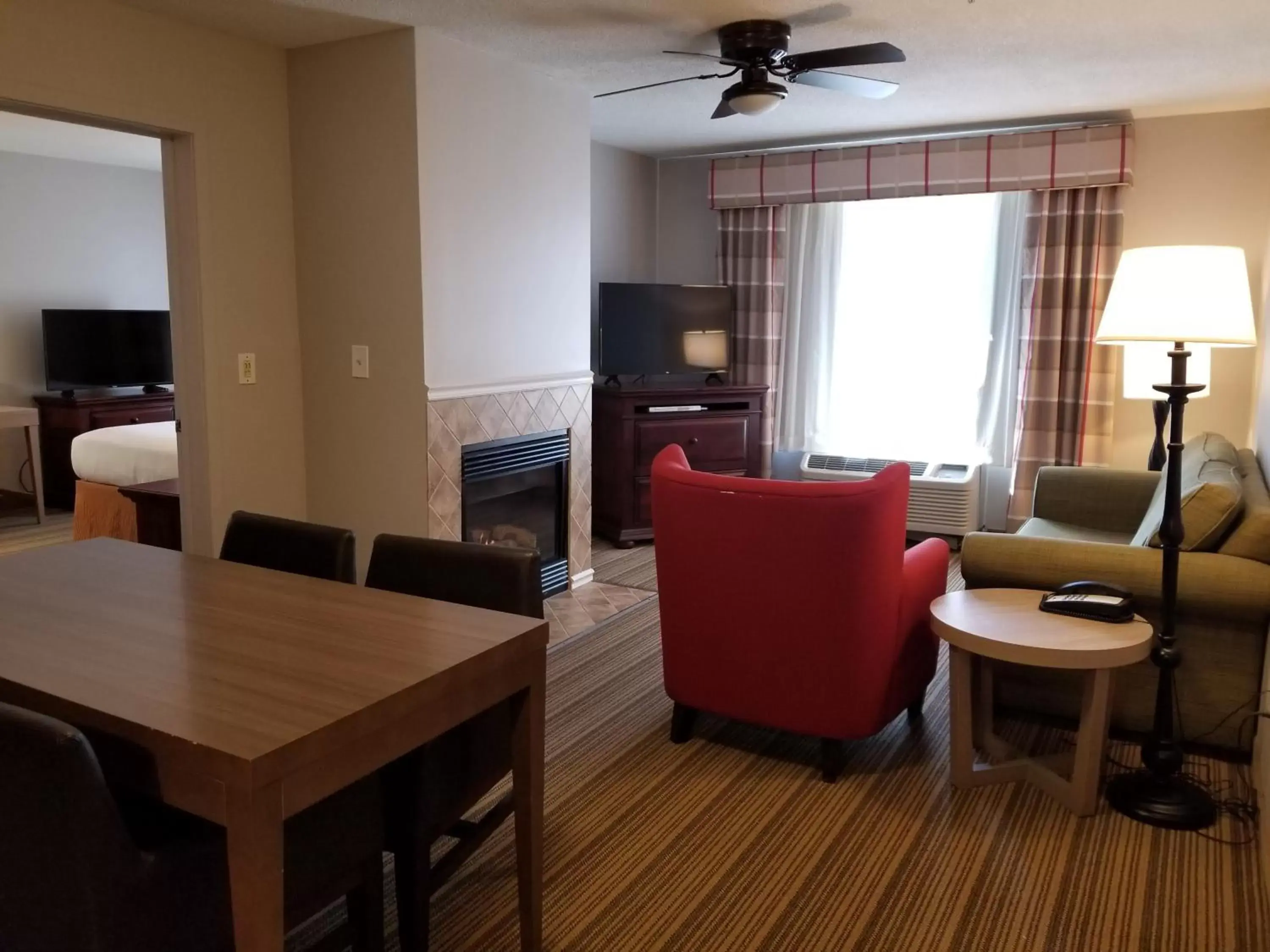 Living room, Seating Area in Country Inn & Suites by Radisson, Annapolis, MD