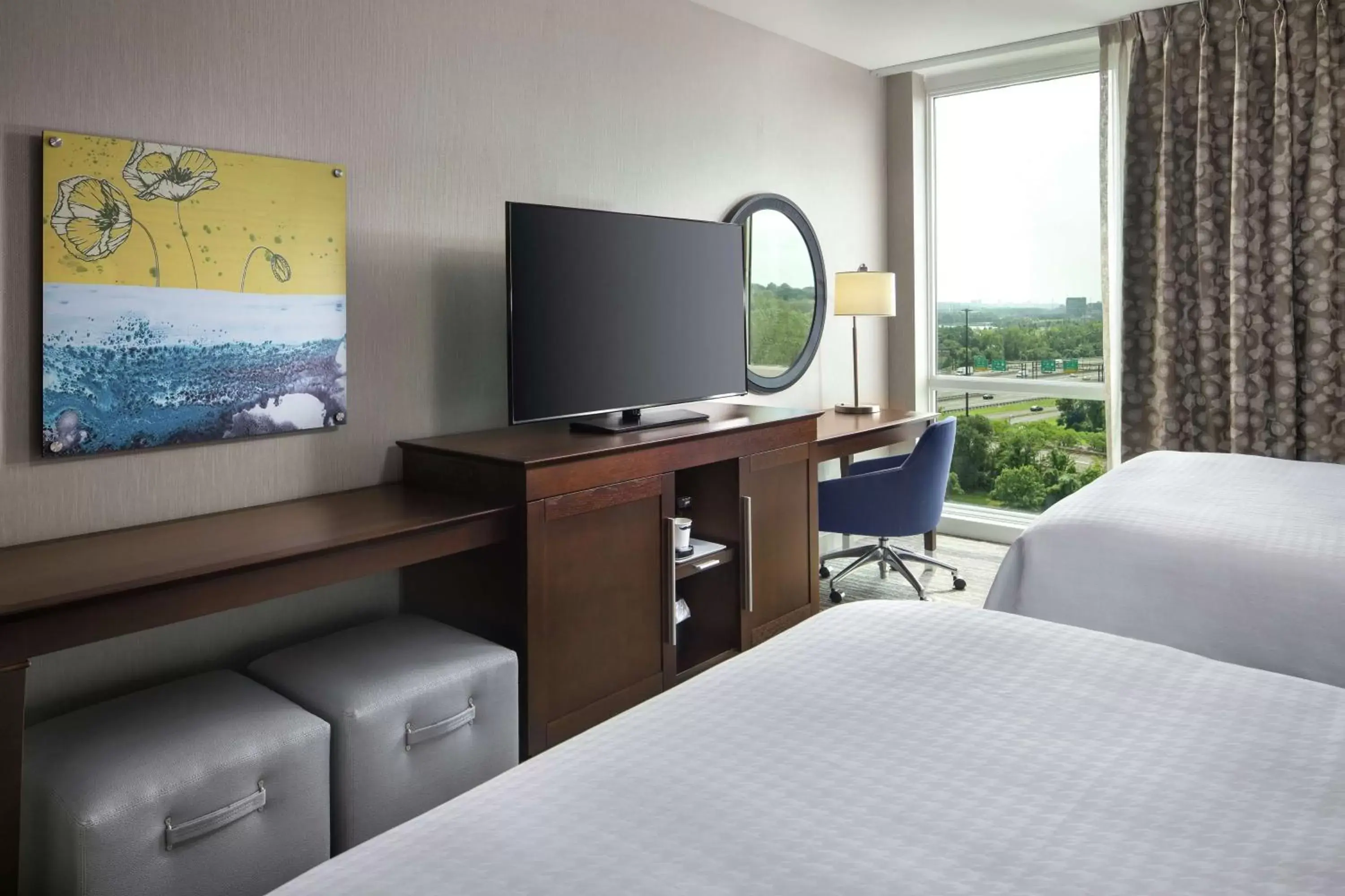 Bedroom, TV/Entertainment Center in Hampton Inn & Suites Teaneck/Glenpointe