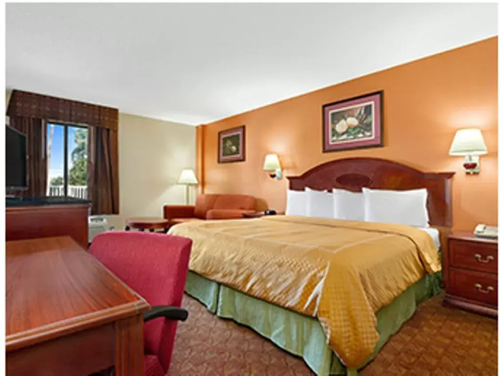Photo of the whole room, Bed in Ramada Limited - Columbia