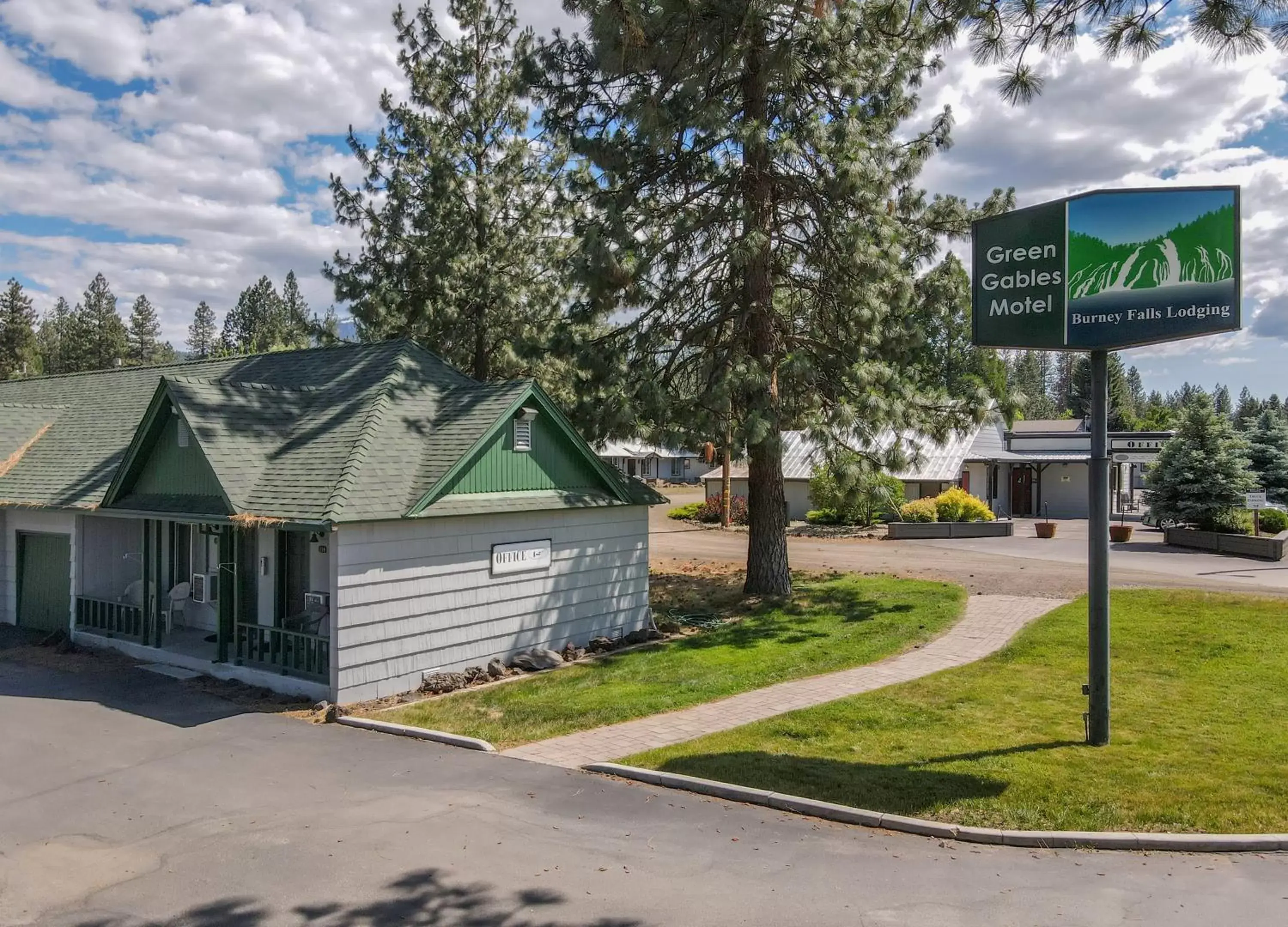 Property Building in Green Gables Motel & Suites