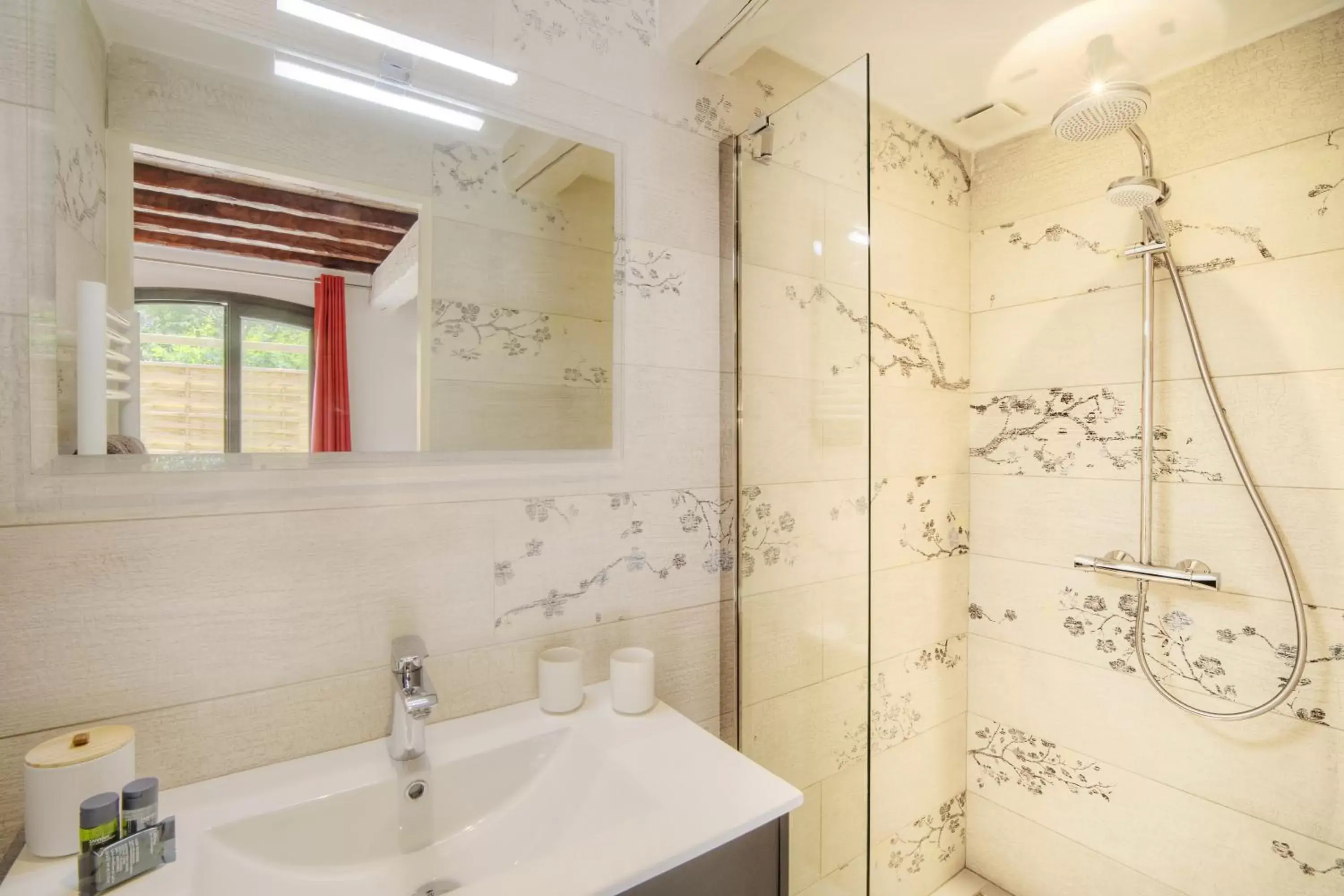 Bathroom in Le Refuge - Gigaro Lodges