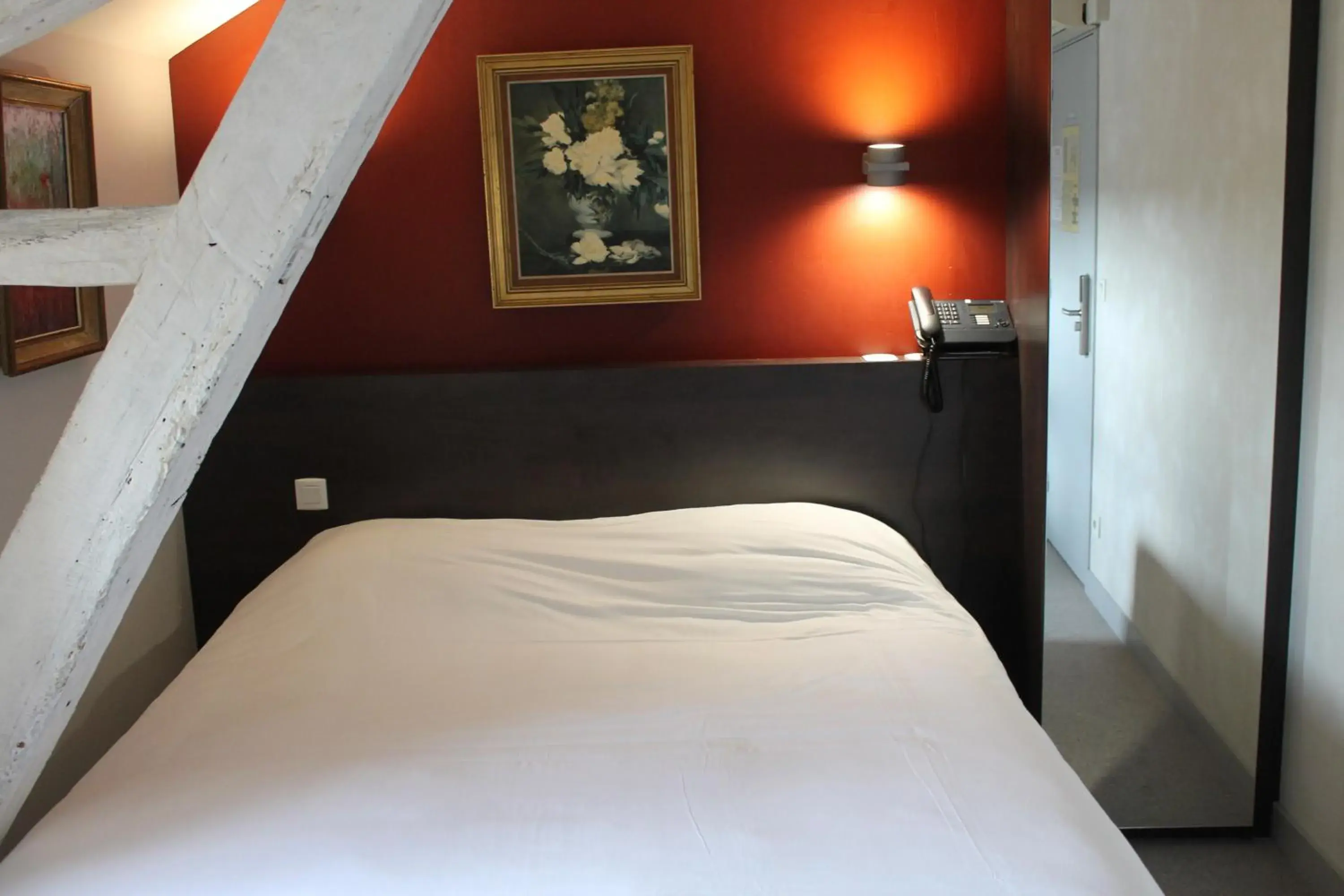 Bed in Logis Auberge de la Tour